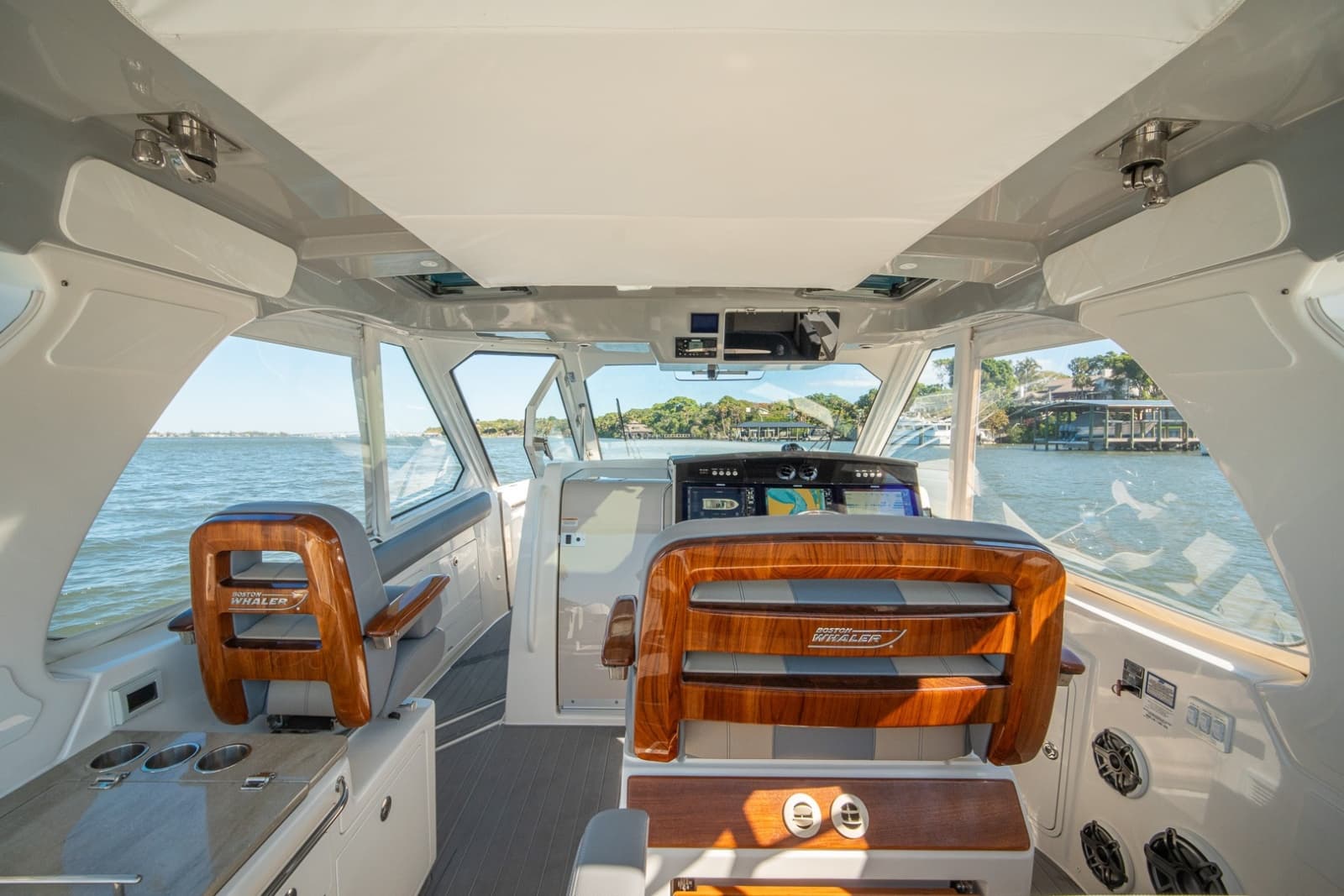 Boston Whaler 380 Realm -
