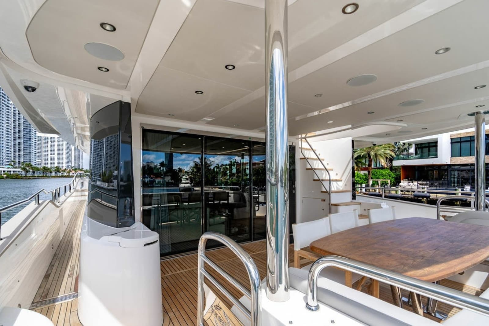 2019 Sunseeker 95 Motor Yacht - Photo 11