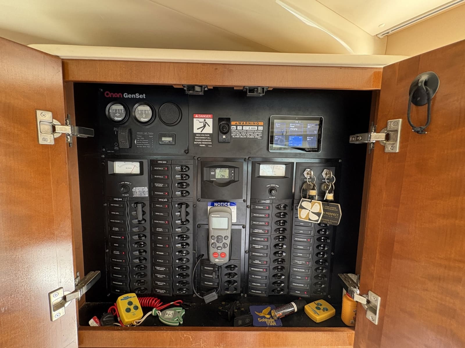 2005 Meridian 411 Sedan