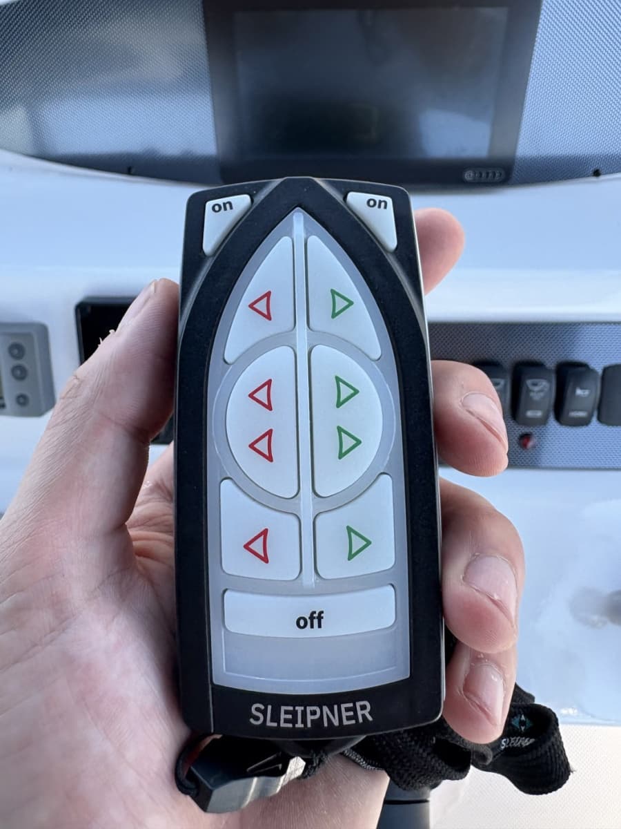 2005 Meridian 411 Sedan