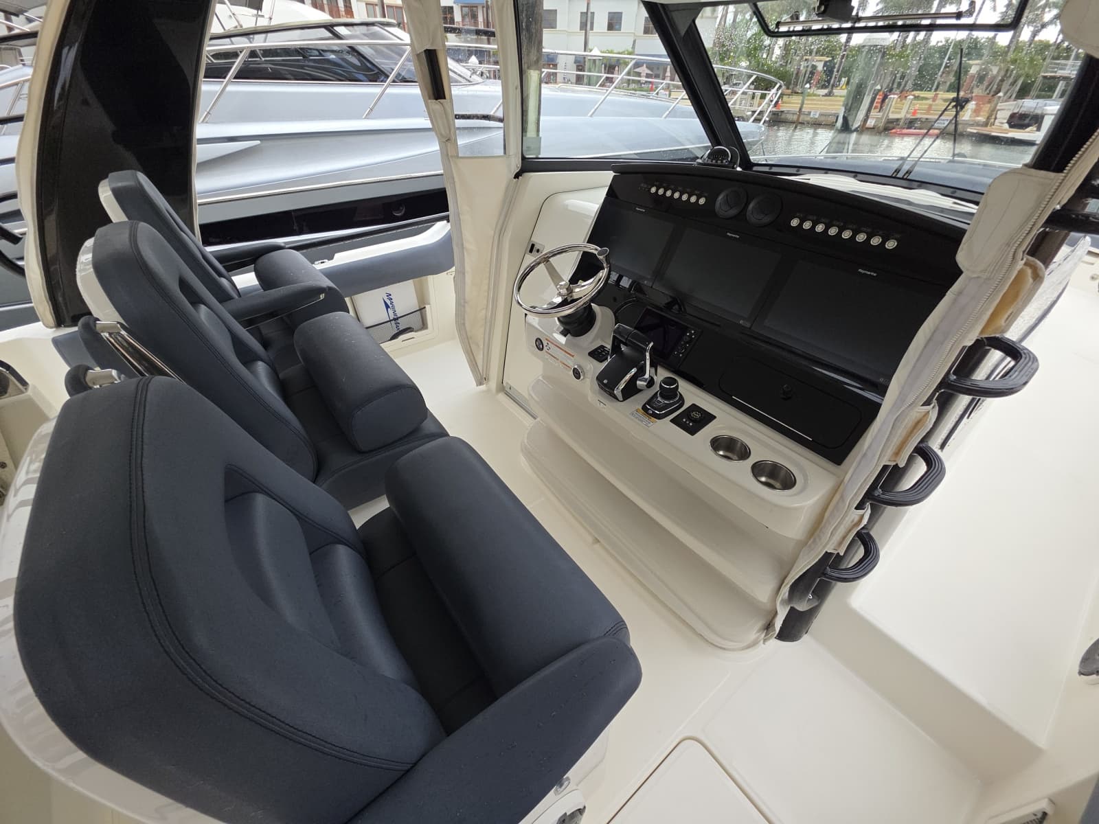 2021 Boston Whaler 420 Outrage - Photo 32