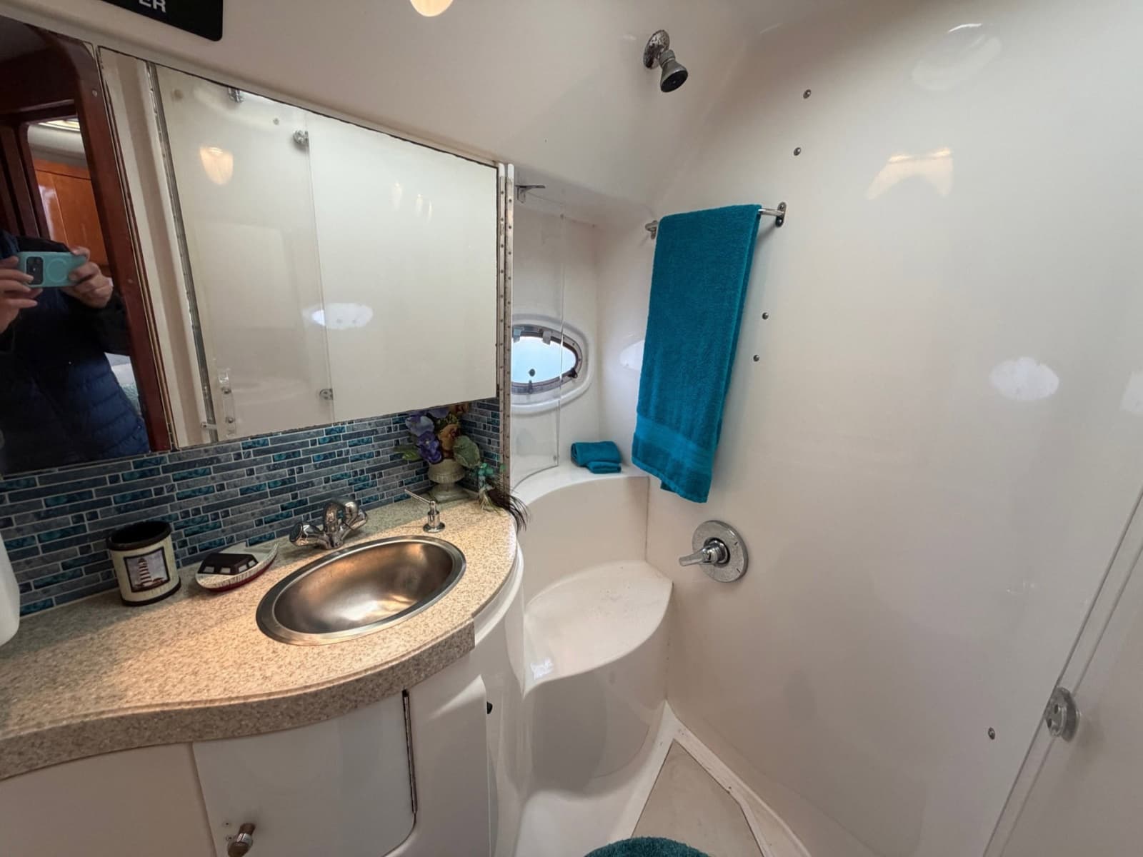 2005 Regal Commodore 4260