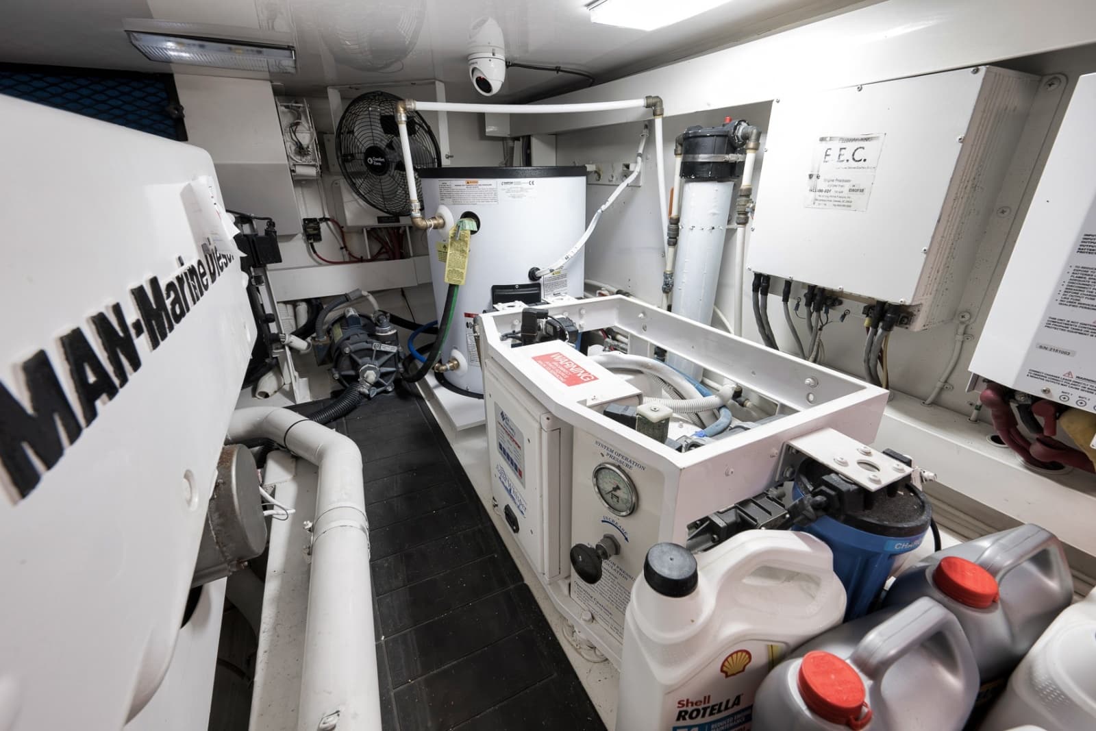 Viking 52 - THE HURRICANE - Engine Room 