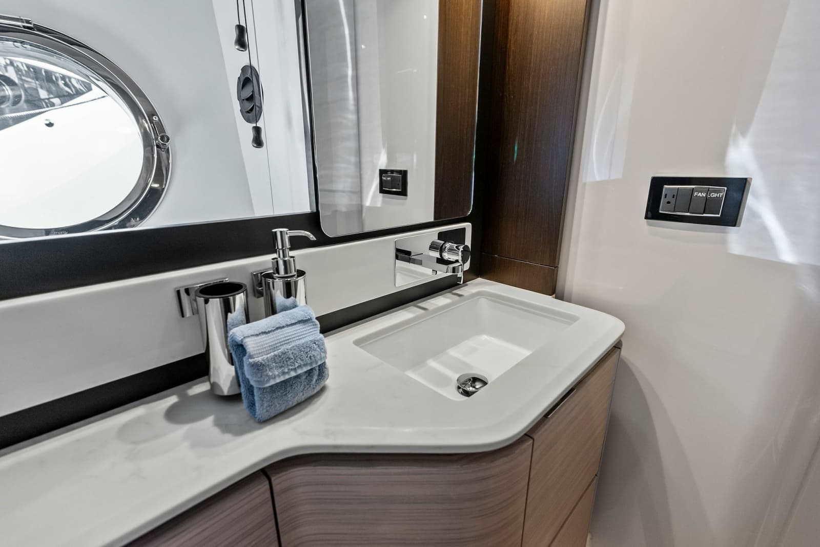 2020 Azimut Flybridge