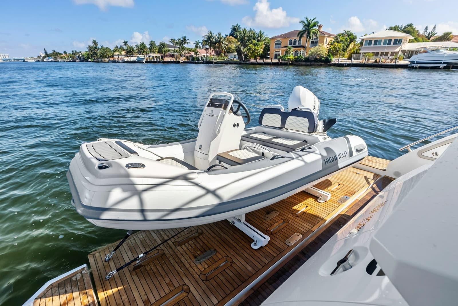 2020 Azimut Flybridge