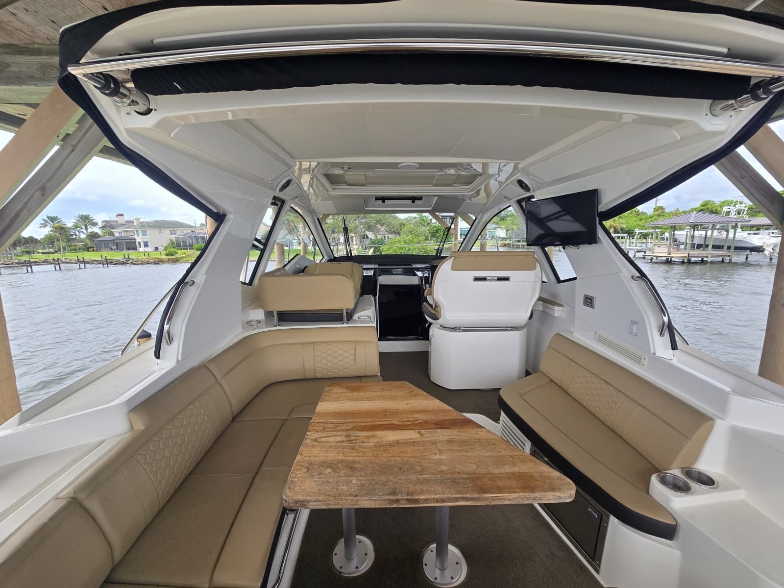2018 Sea Ray 350 Sundancer Coupe - Photo 15
