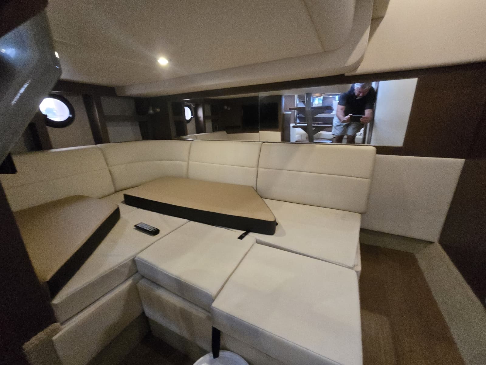 2018 Sea Ray 350 Sundancer Coupe - Photo 11