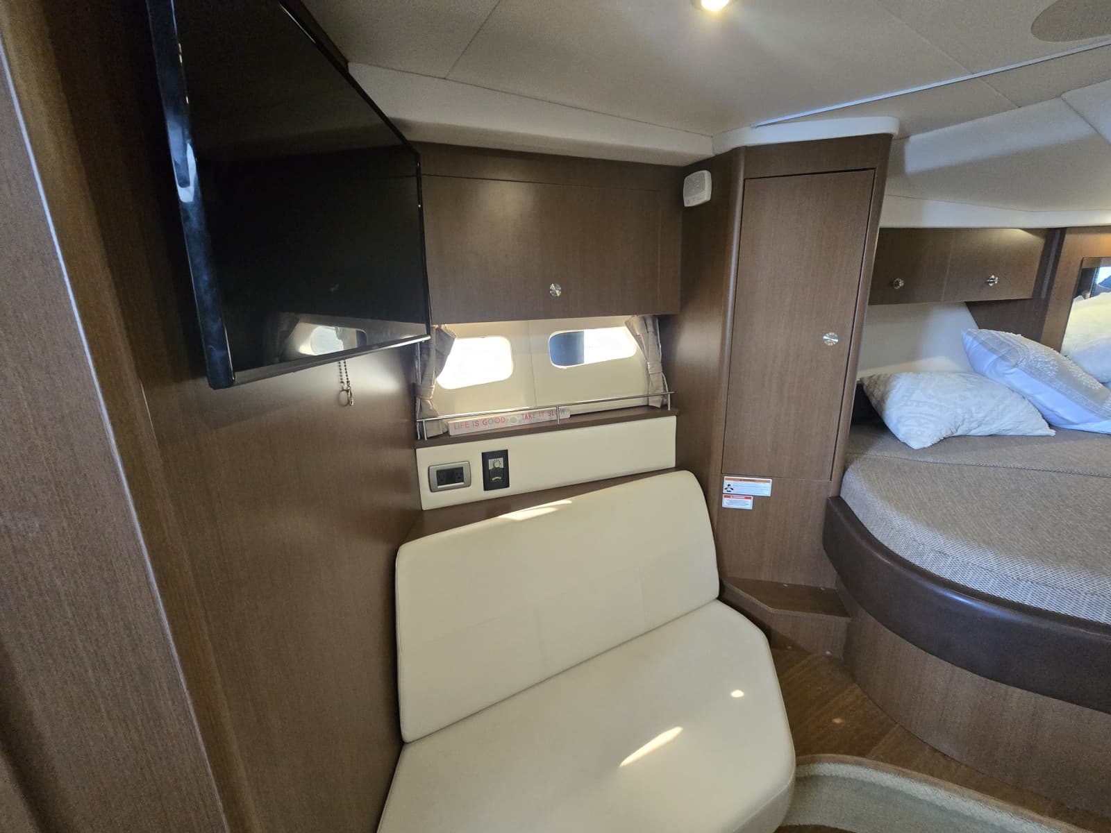 2018 Sea Ray 350 Sundancer Coupe - Photo 9