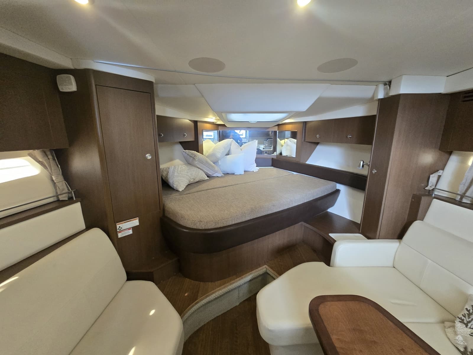 2018 Sea Ray 350 Sundancer Coupe - Photo 18