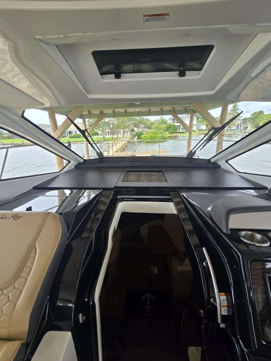 2018 Sea Ray 350 Sundancer Coupe - Photo 29