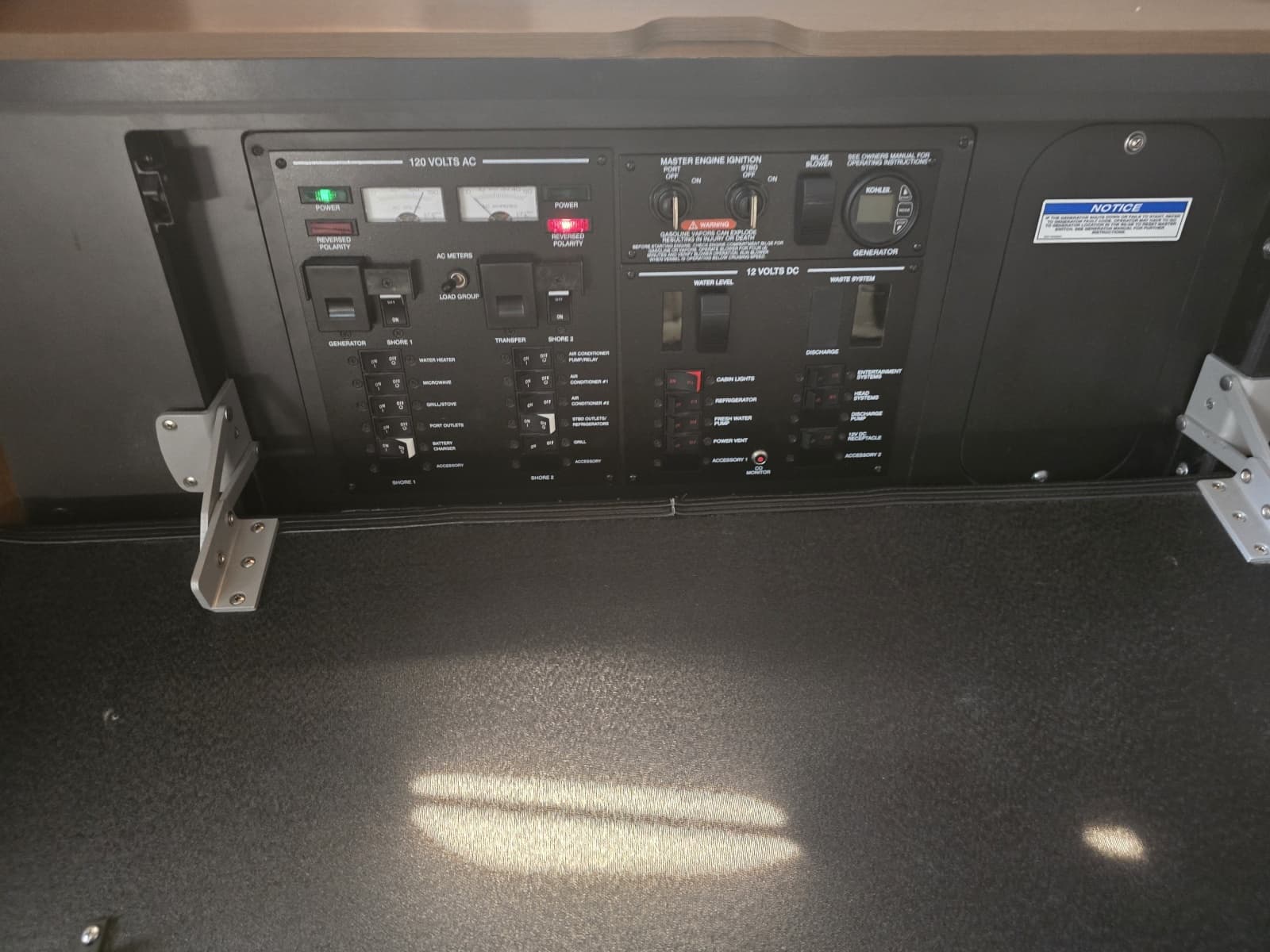 2018 Sea Ray 350 Sundancer Coupe - Photo 17