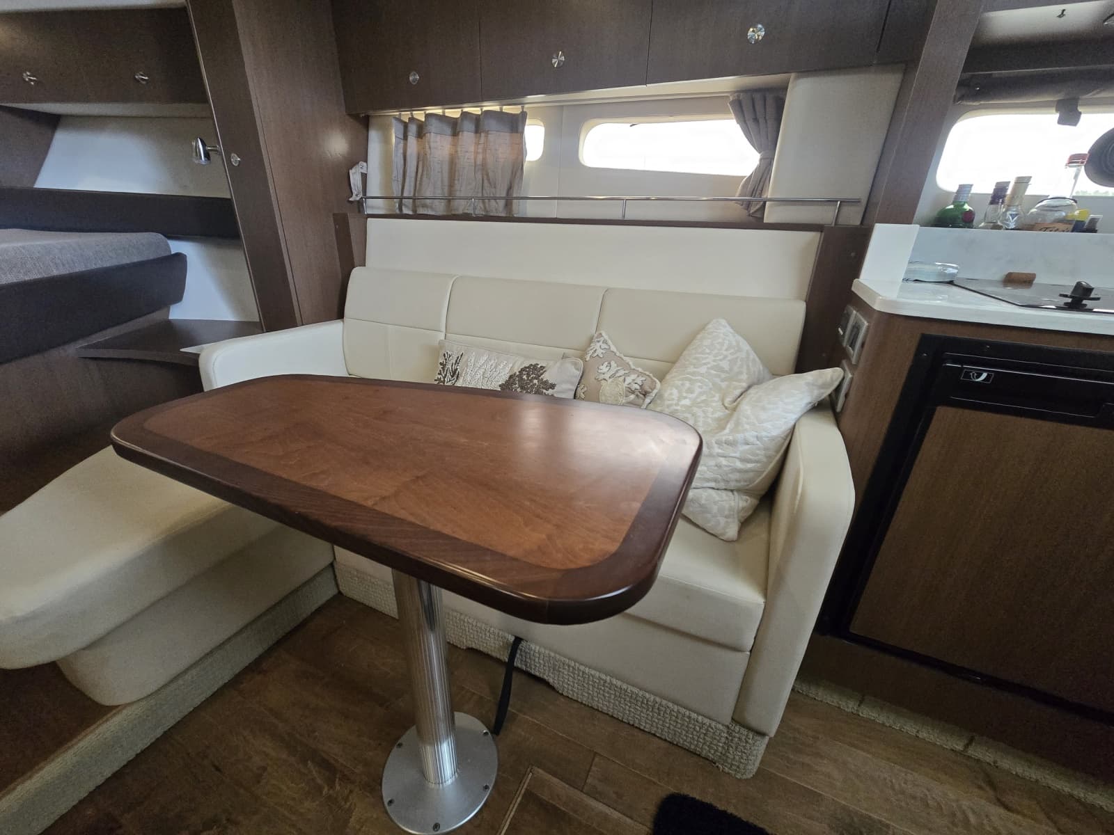 2018 Sea Ray 350 Sundancer Coupe - Photo 19