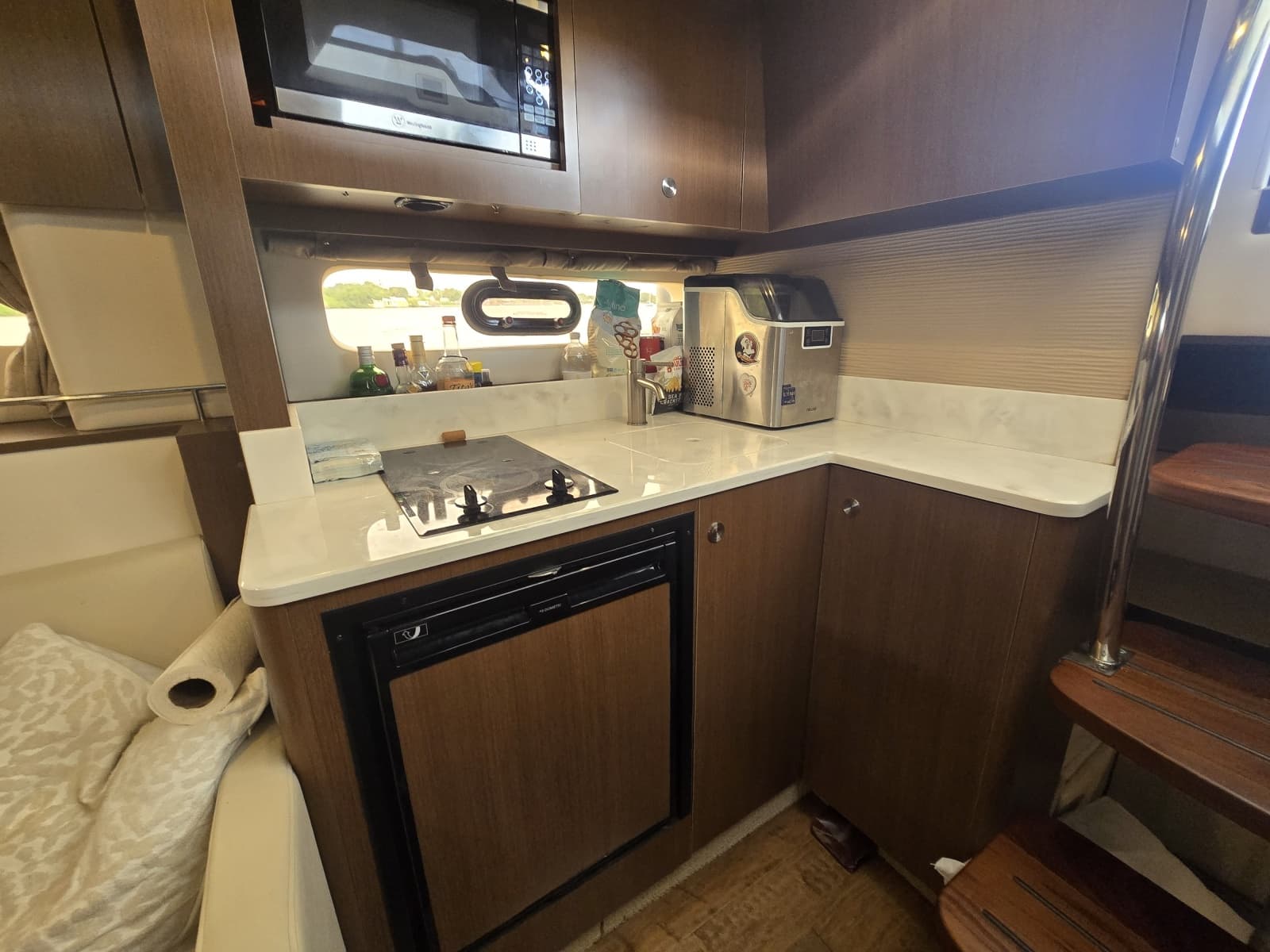 2018 Sea Ray 350 Sundancer Coupe - Photo 10