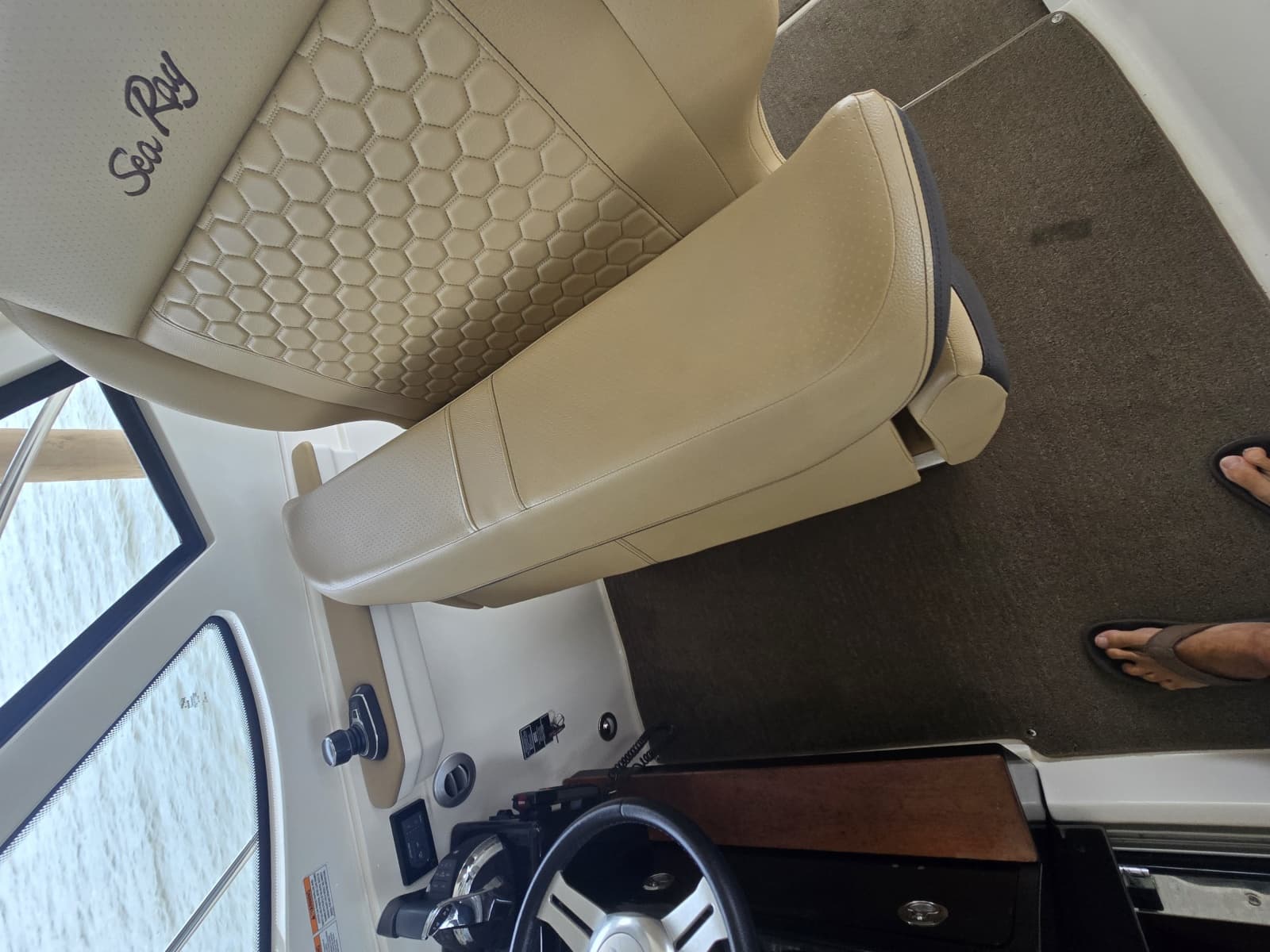 2018 Sea Ray 350 Sundancer Coupe - Photo 12