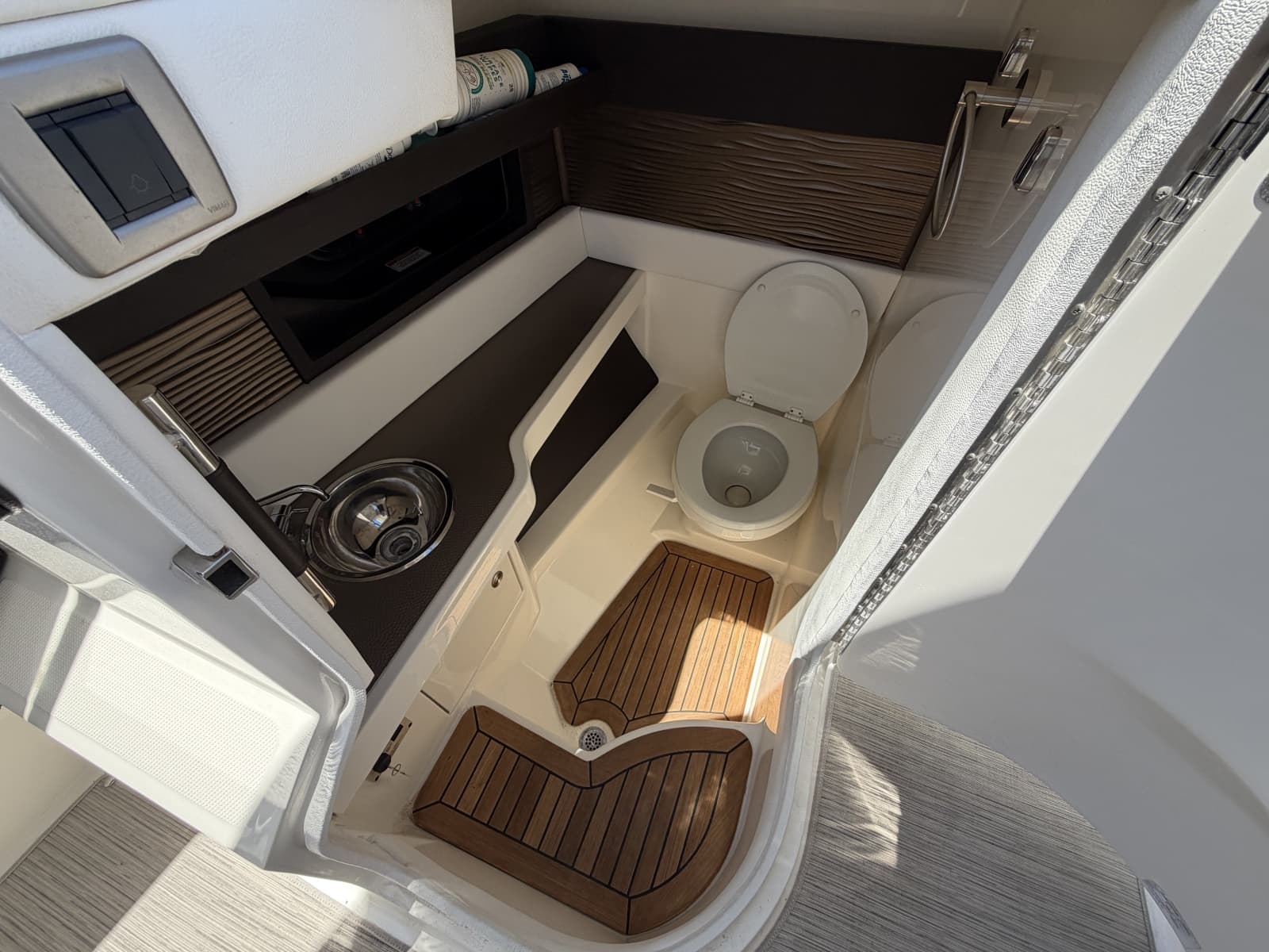 2017 Sea Ray 310 SLX - Photo 18