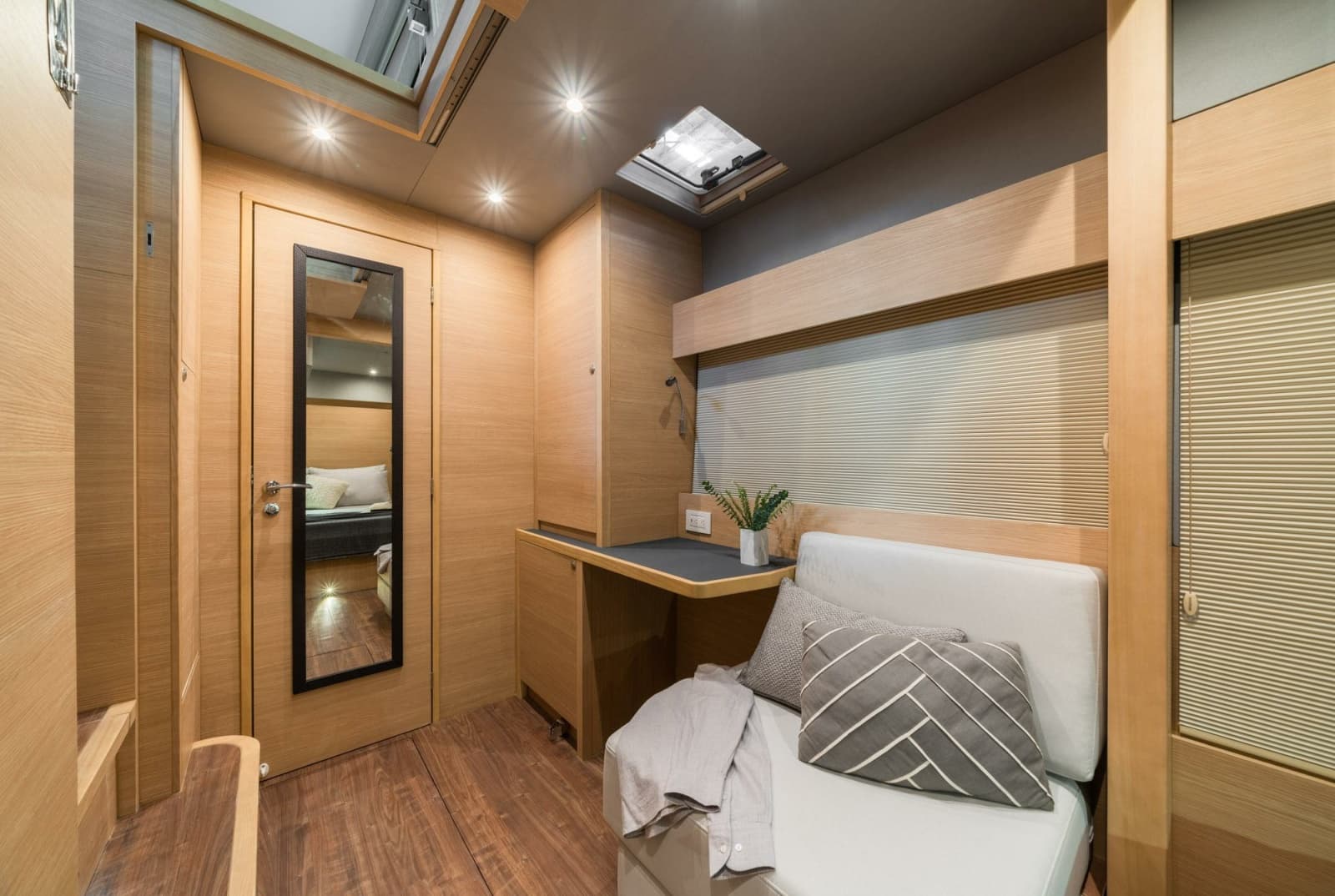 2023 Aquila 54 Yacht