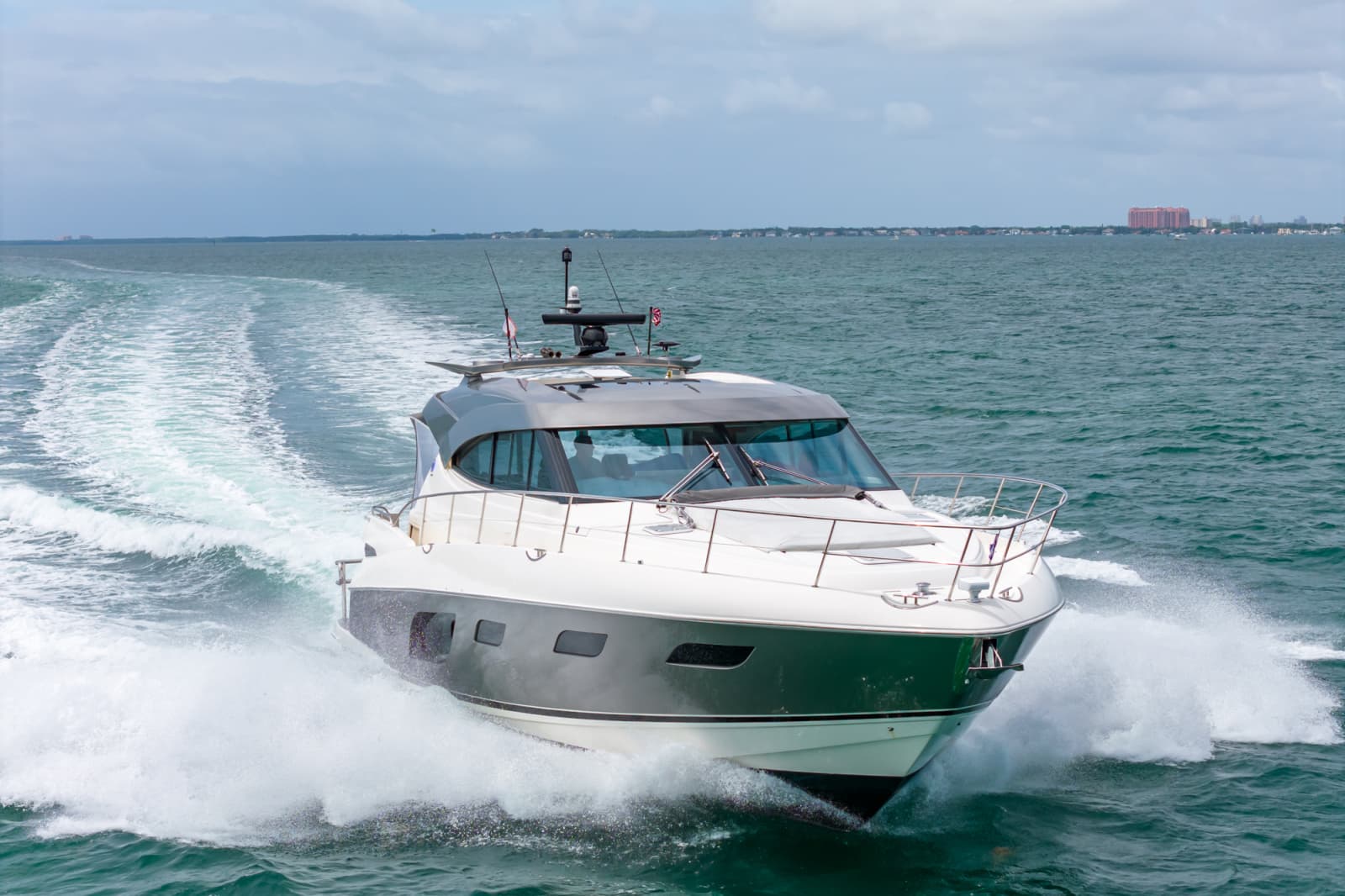 2024 Riviera 6000 SPORT YACHT