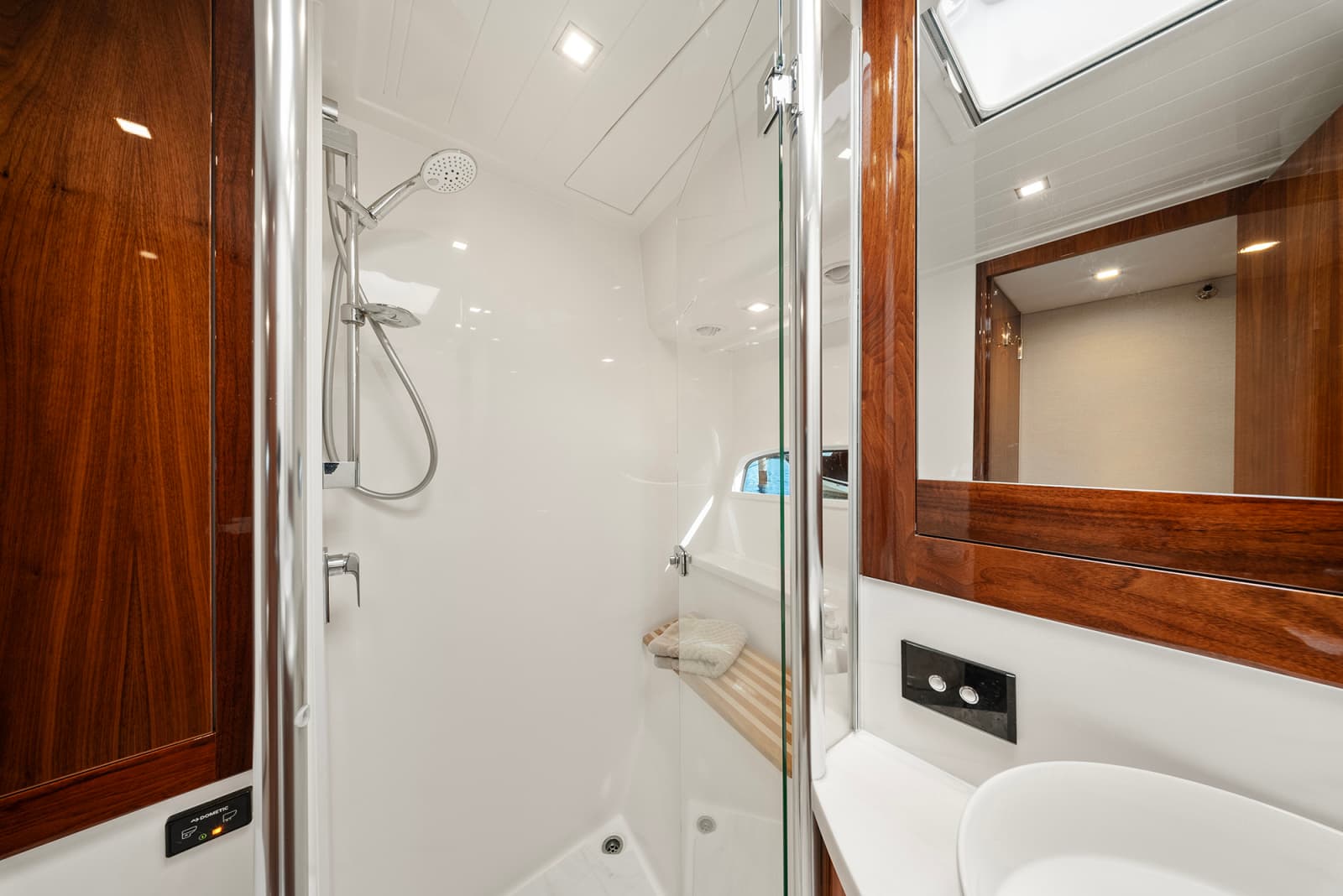 2024 Riviera 6000 SPORT YACHT