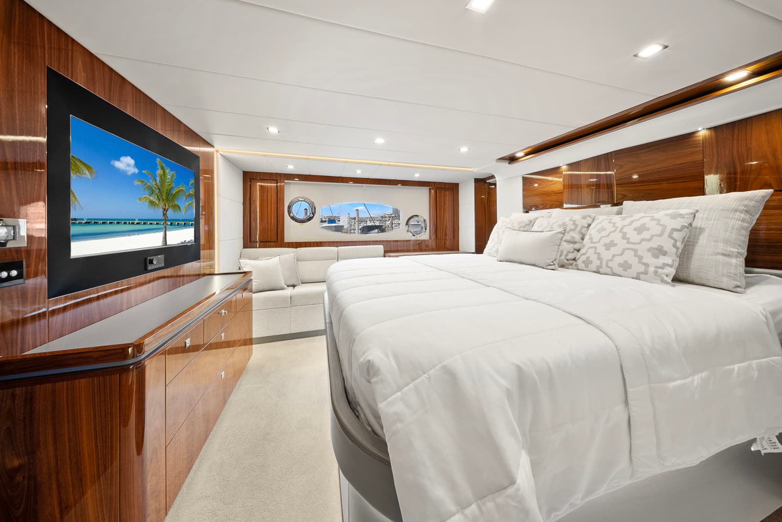 2024 Riviera 6000 SPORT YACHT