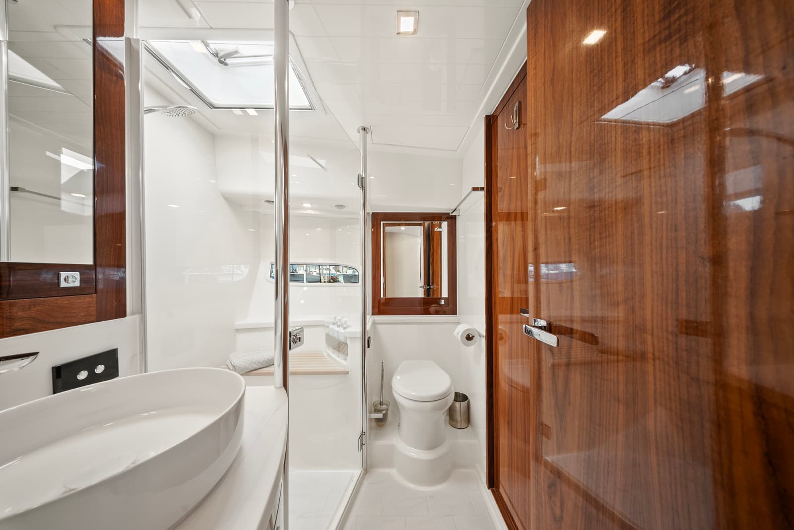 2024 Riviera 6000 SPORT YACHT