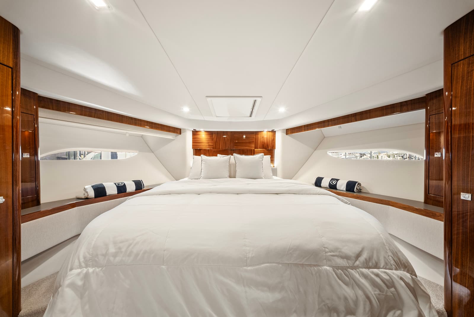 2024 Riviera 6000 SPORT YACHT