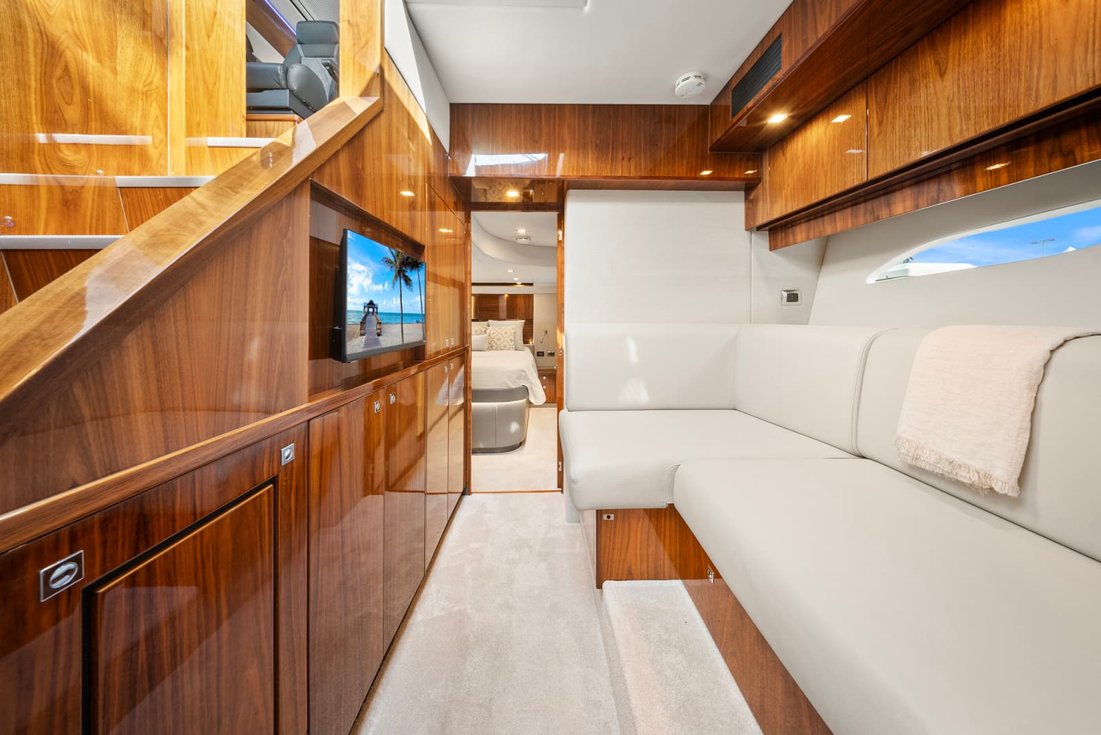 2024 Riviera 6000 SPORT YACHT