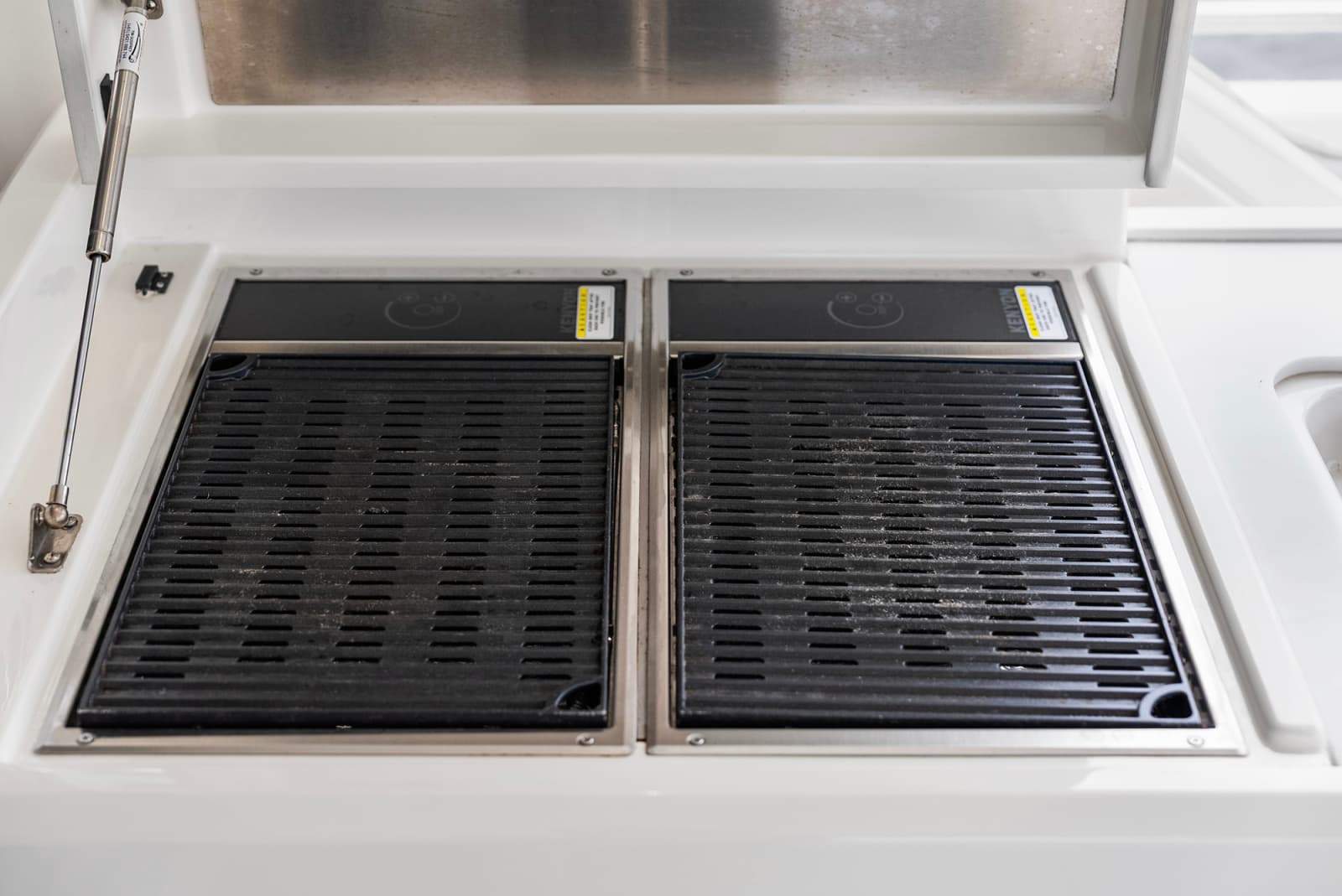 2024 Riviera 6000 SPORT YACHT