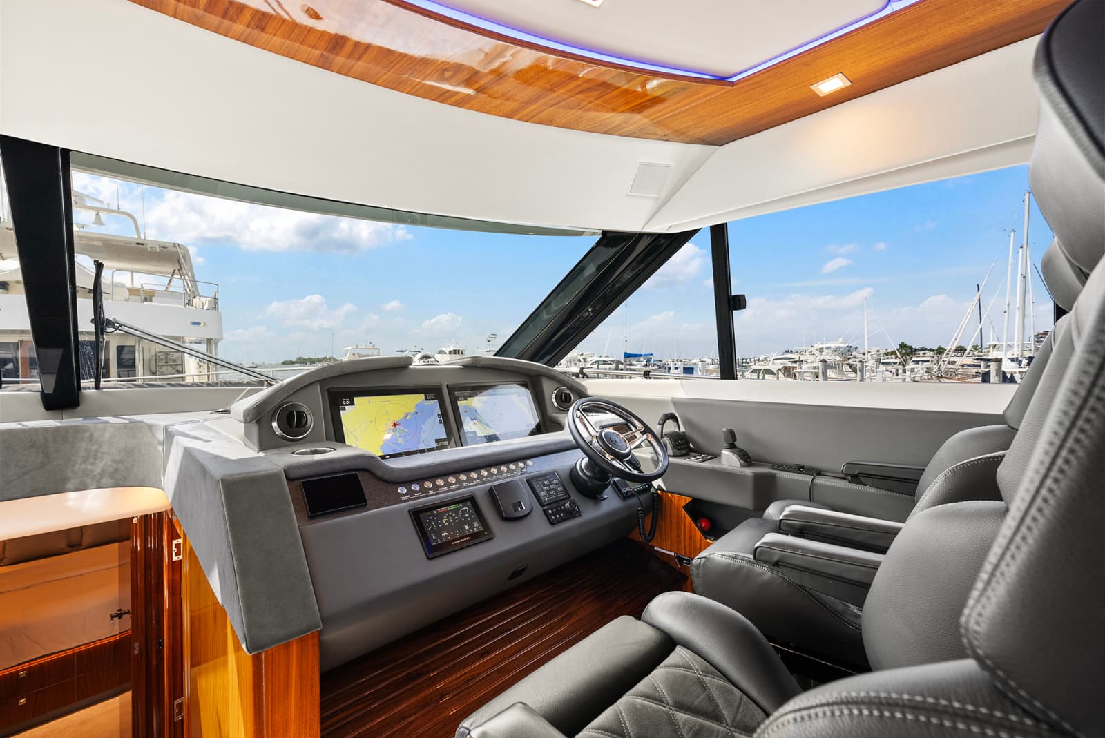 2024 Riviera 6000 SPORT YACHT