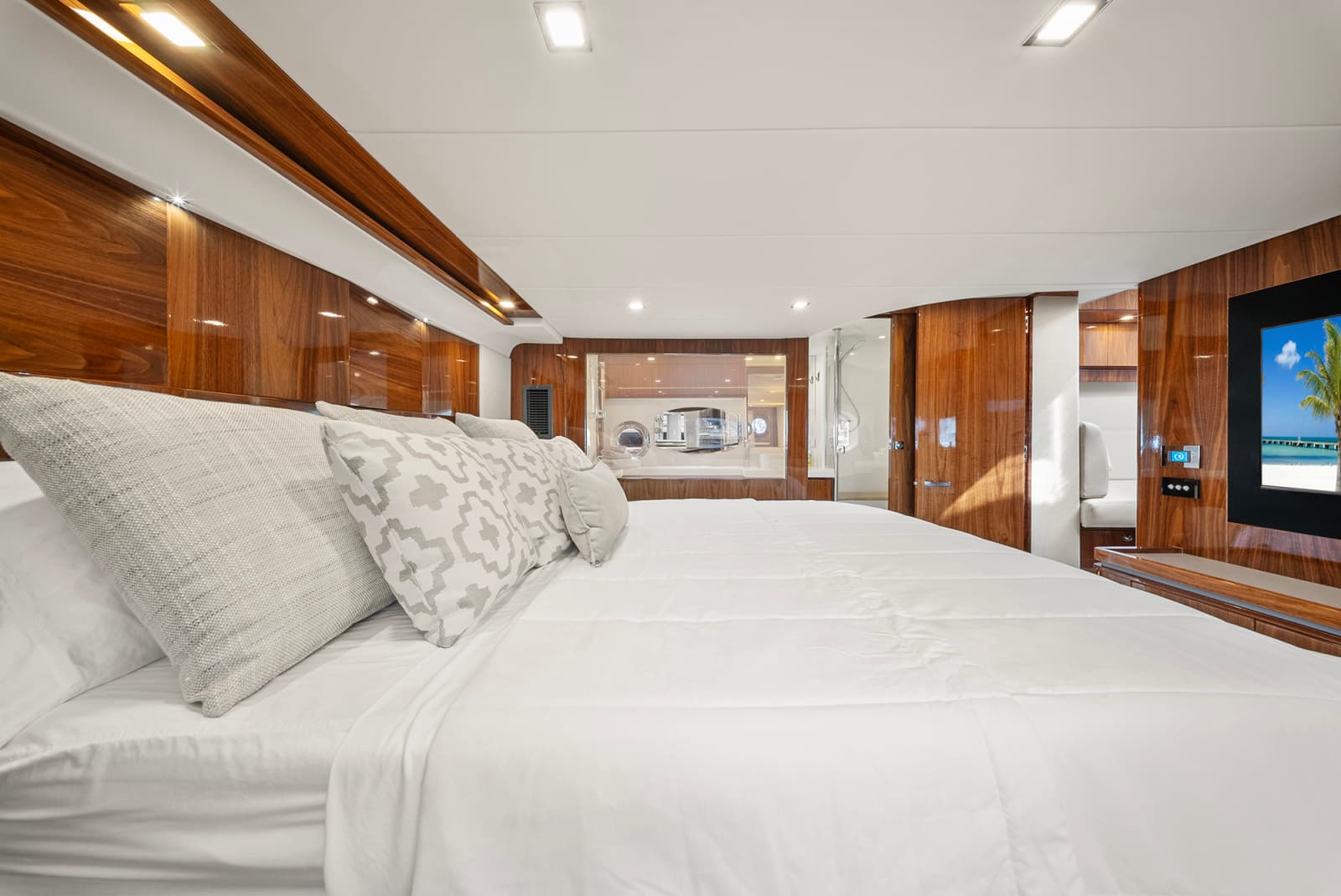 2024 Riviera 6000 SPORT YACHT