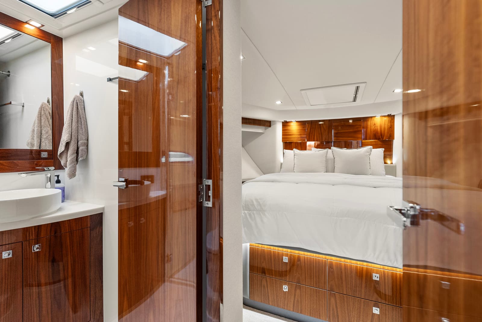 2024 Riviera 6000 SPORT YACHT