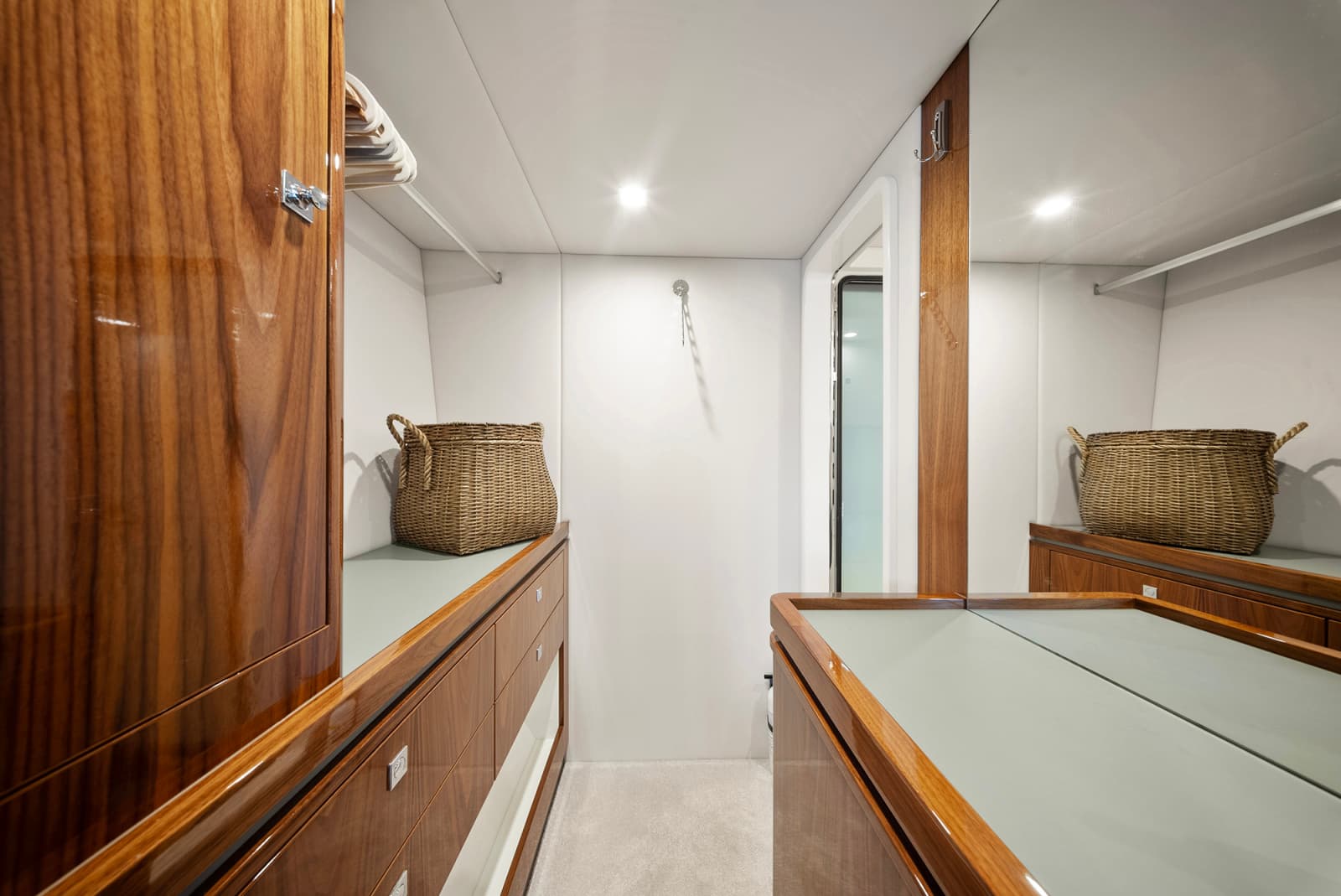 2024 Riviera 6000 SPORT YACHT