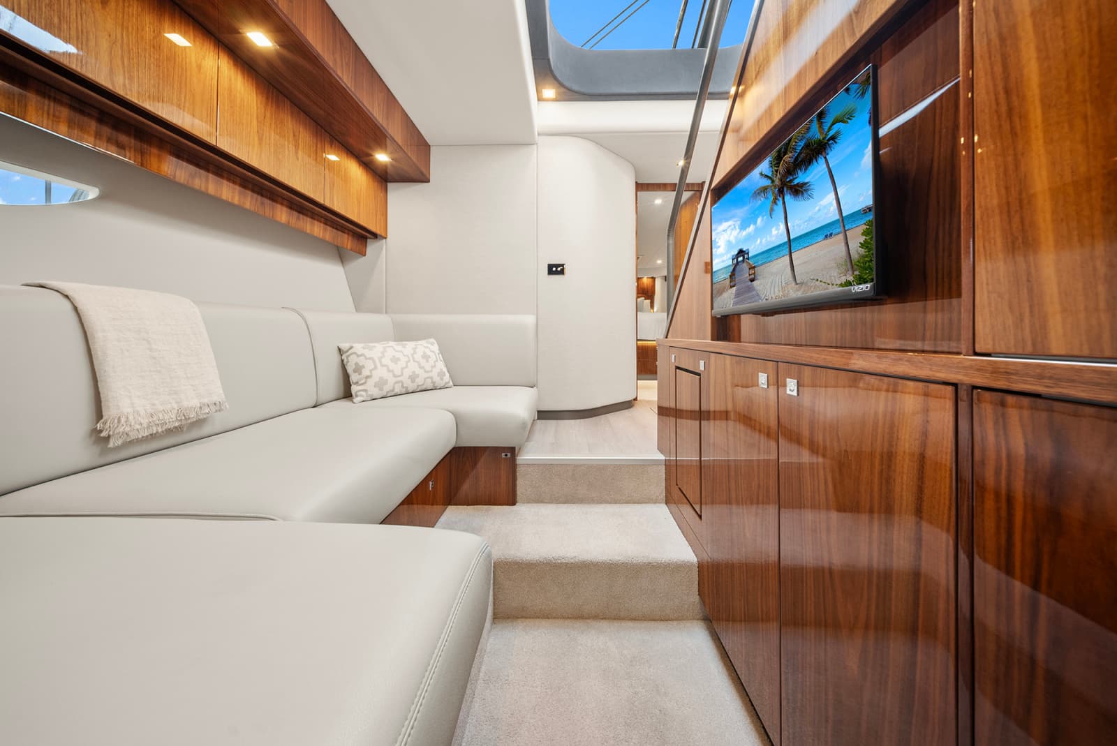 2024 Riviera 6000 SPORT YACHT