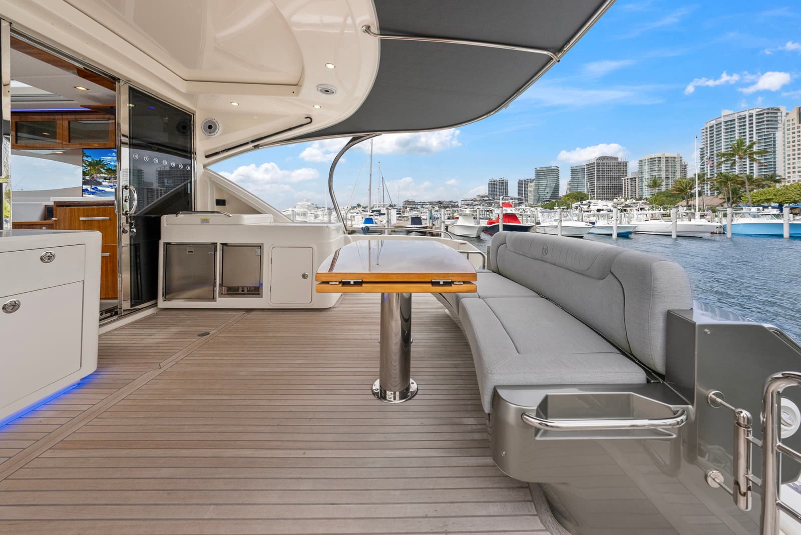 2024 Riviera 6000 SPORT YACHT