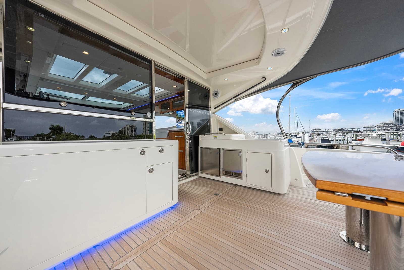 2024 Riviera 6000 SPORT YACHT