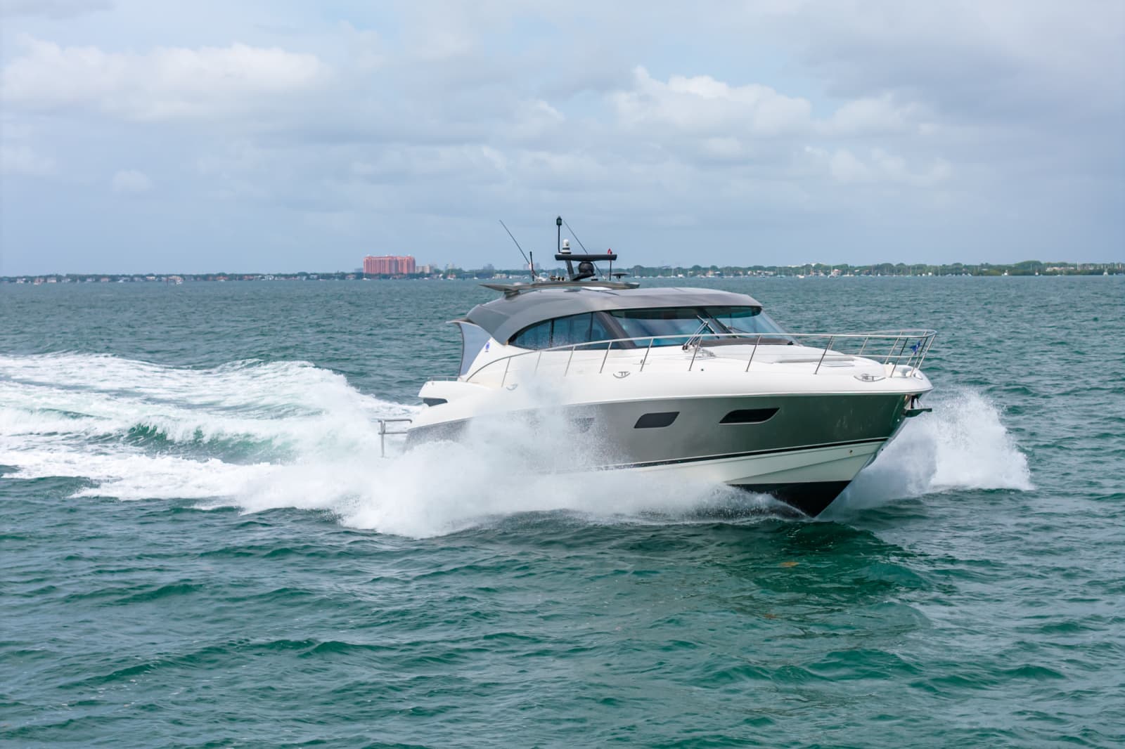 2024 Riviera 6000 SPORT YACHT