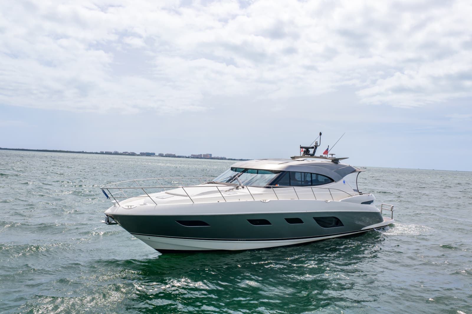 2024 Riviera 6000 SPORT YACHT