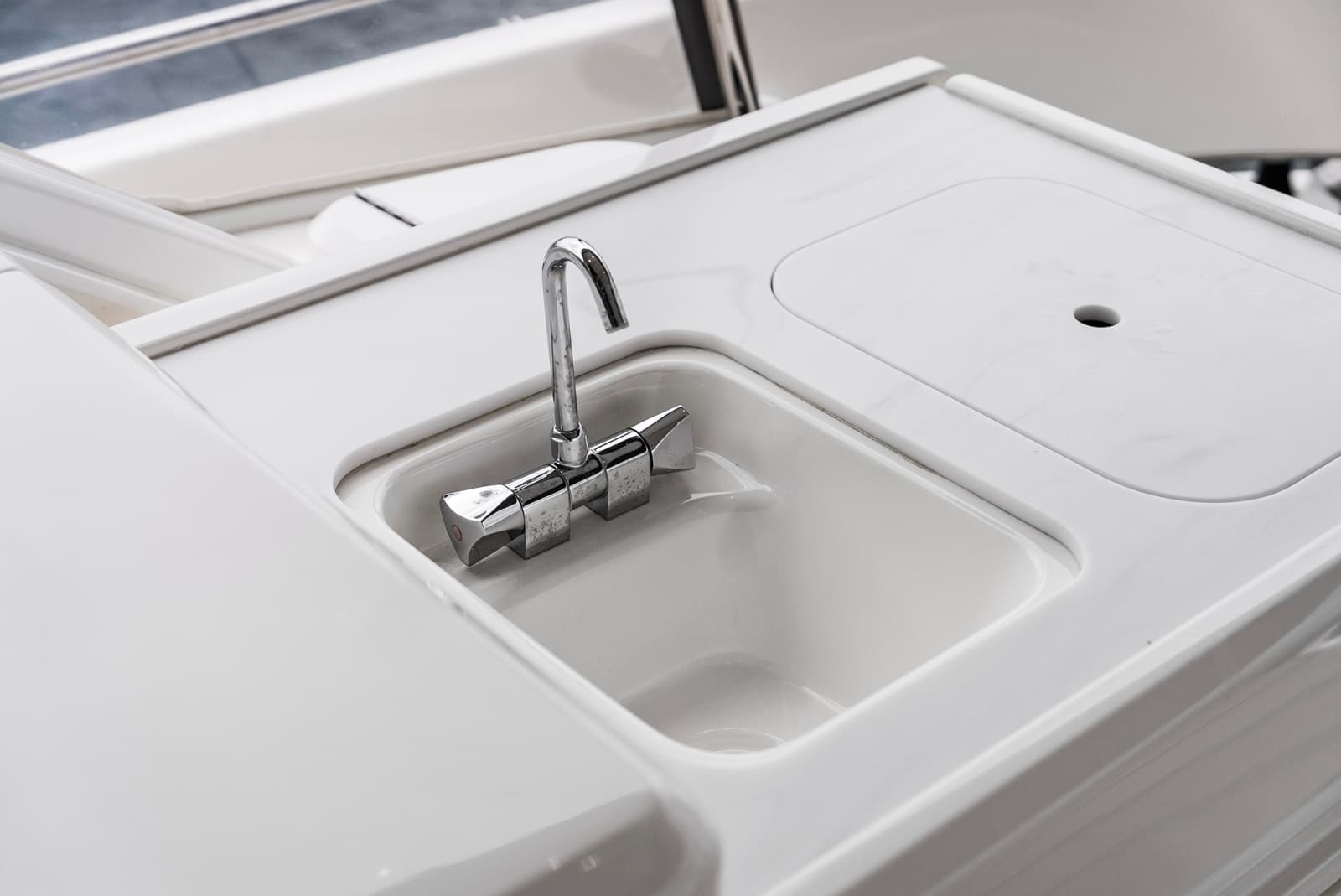 2024 Riviera 6000 SPORT YACHT