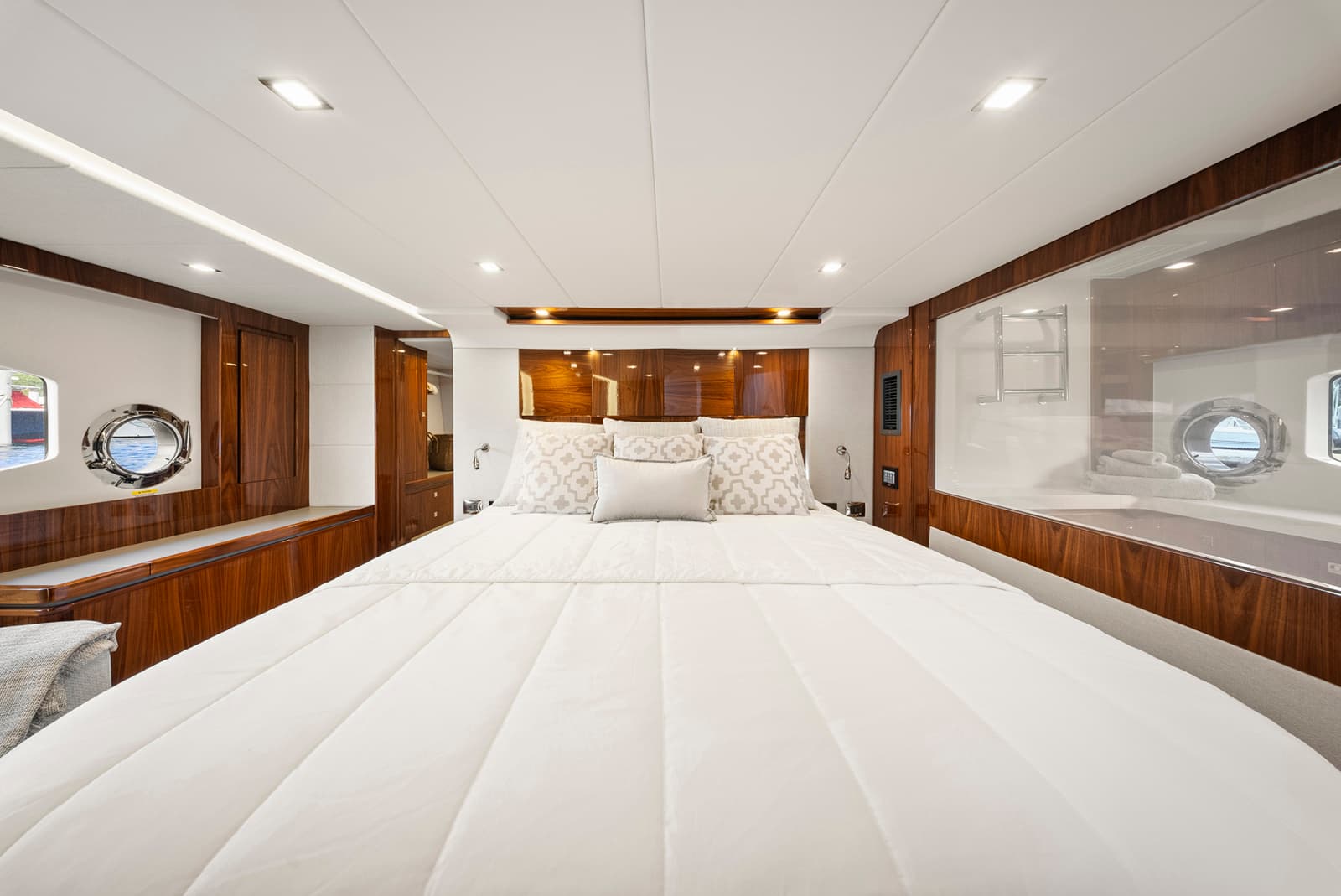 2024 Riviera 6000 SPORT YACHT