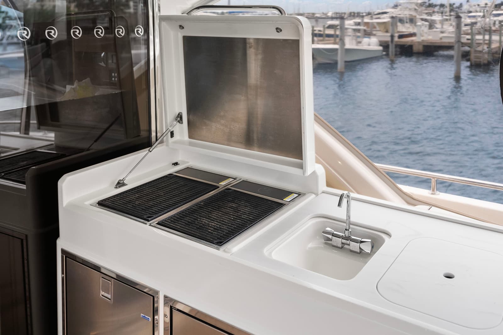 2024 Riviera 6000 SPORT YACHT