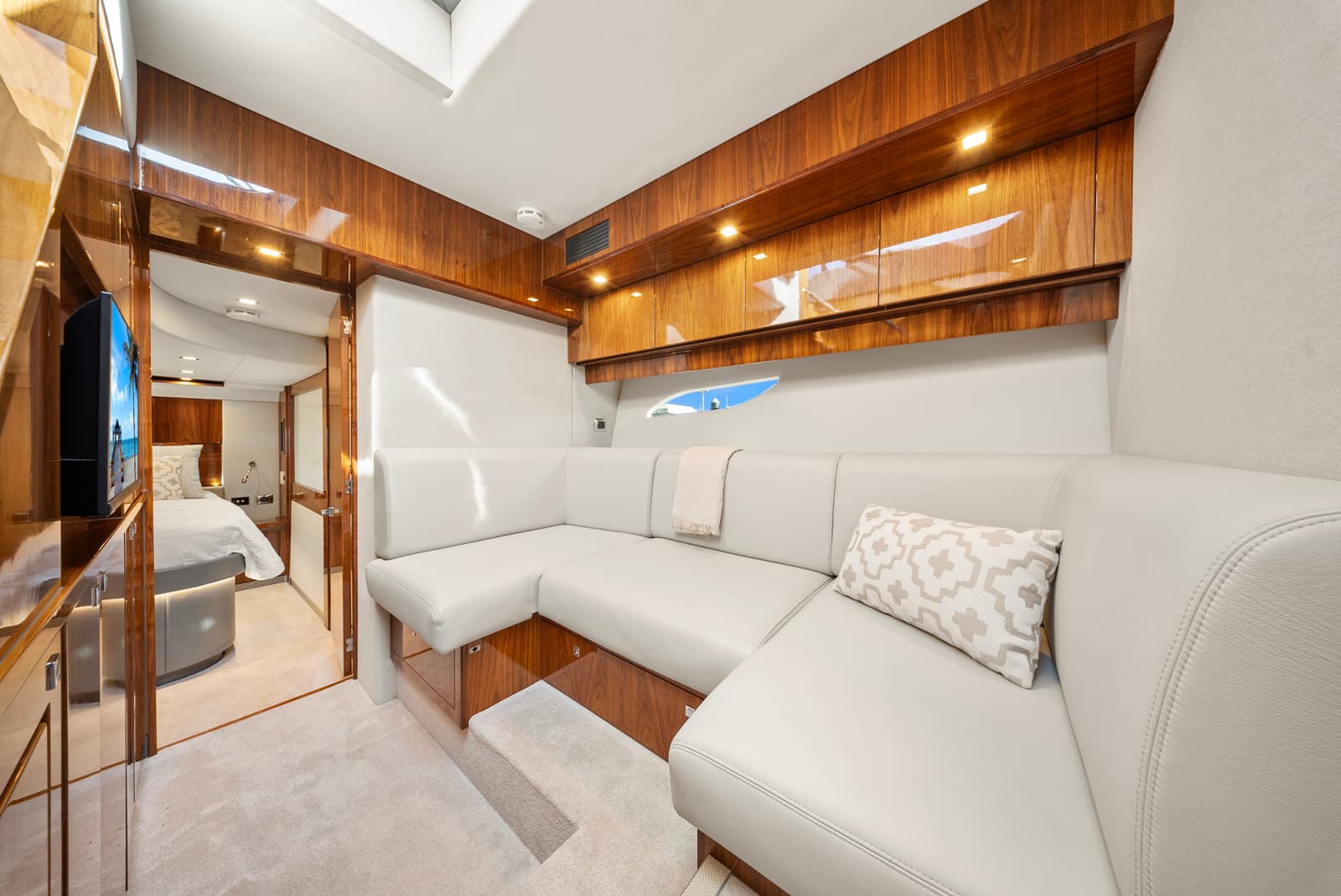 2024 Riviera 6000 SPORT YACHT