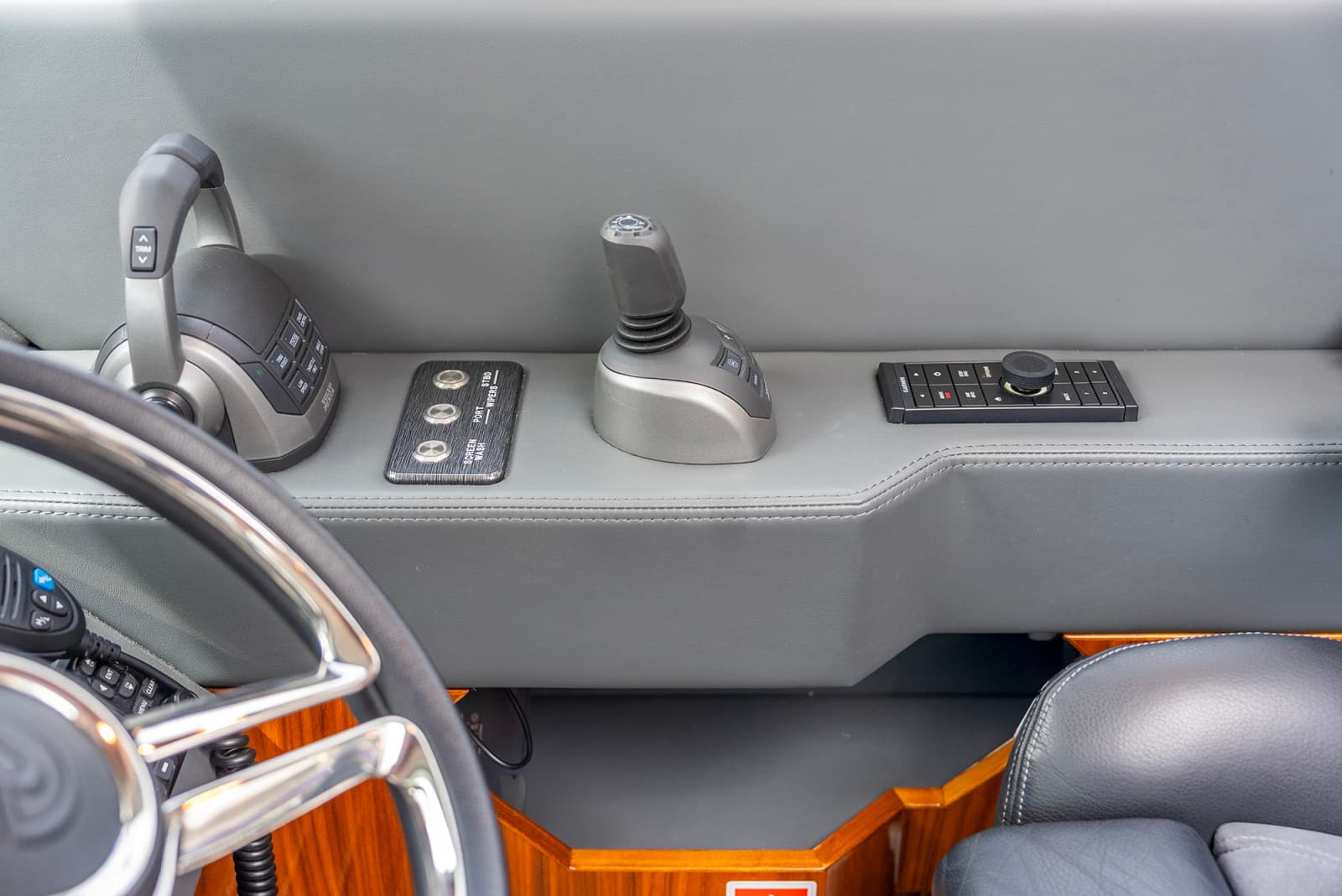 2024 Riviera 6000 SPORT YACHT