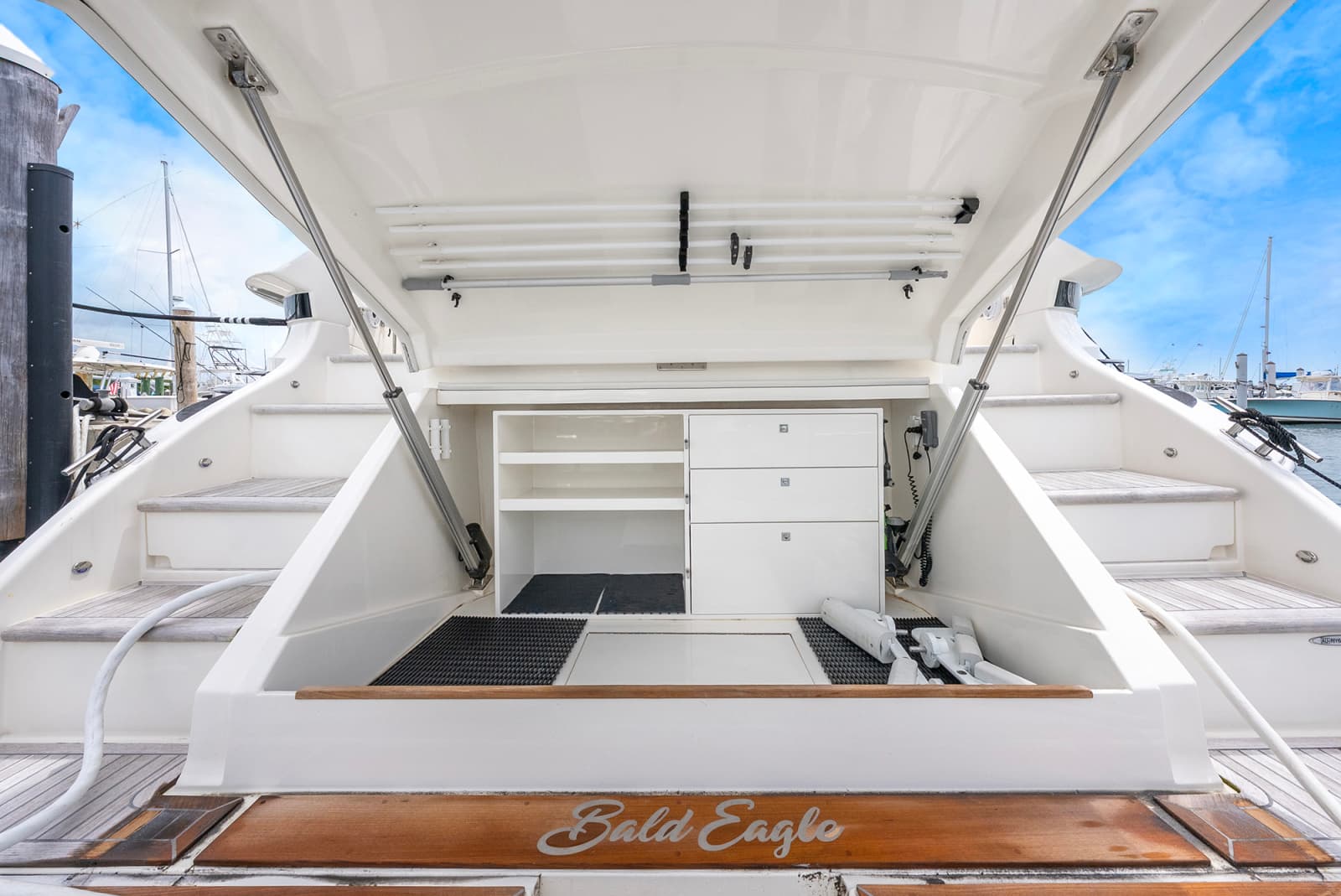 2024 Riviera 6000 SPORT YACHT