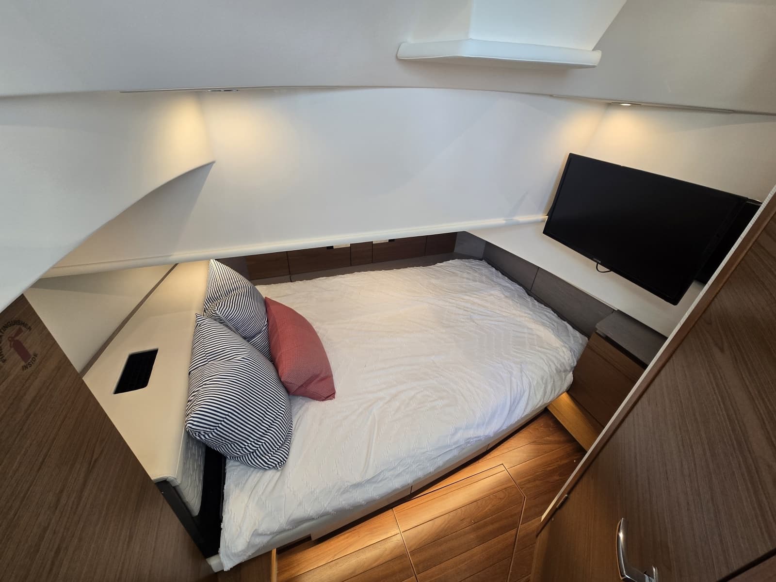 2024 Tiara Yachts 38 LS - Photo 8