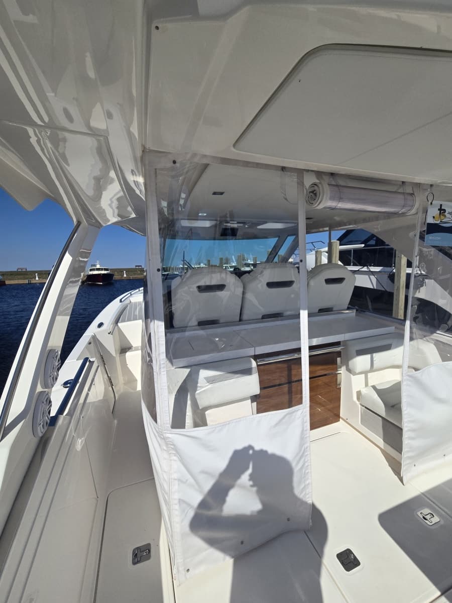 2024 Tiara Yachts 38 LS - Photo 25