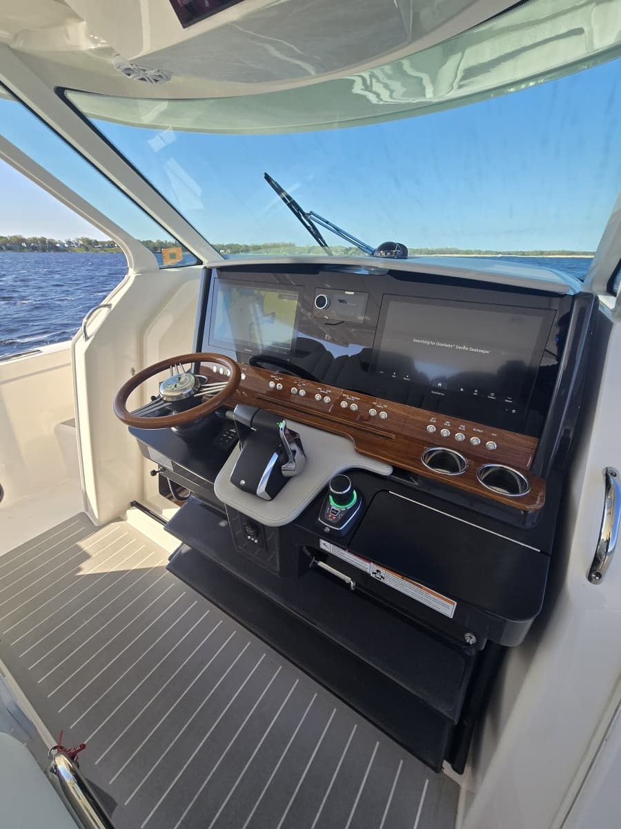 2024 Tiara Yachts 38 LS - Photo 15