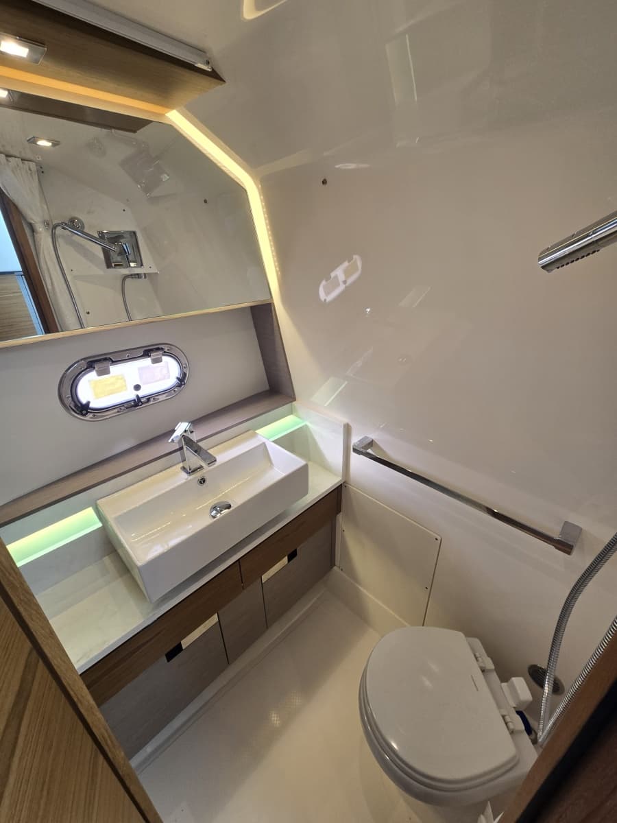 2024 Tiara Yachts 38 LS - Photo 22