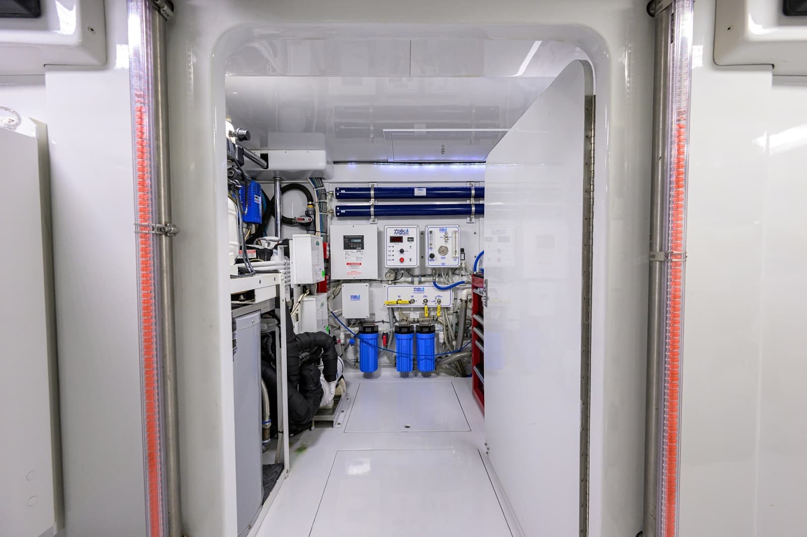 2003 American Custom Yachts 