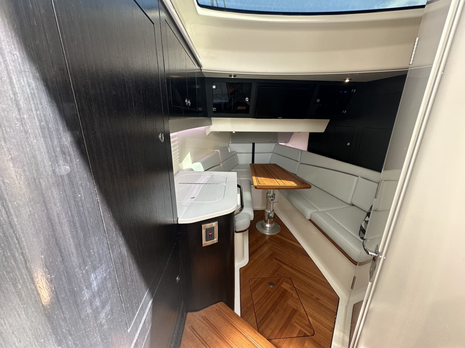 2024 Boston Whaler 380 Realm