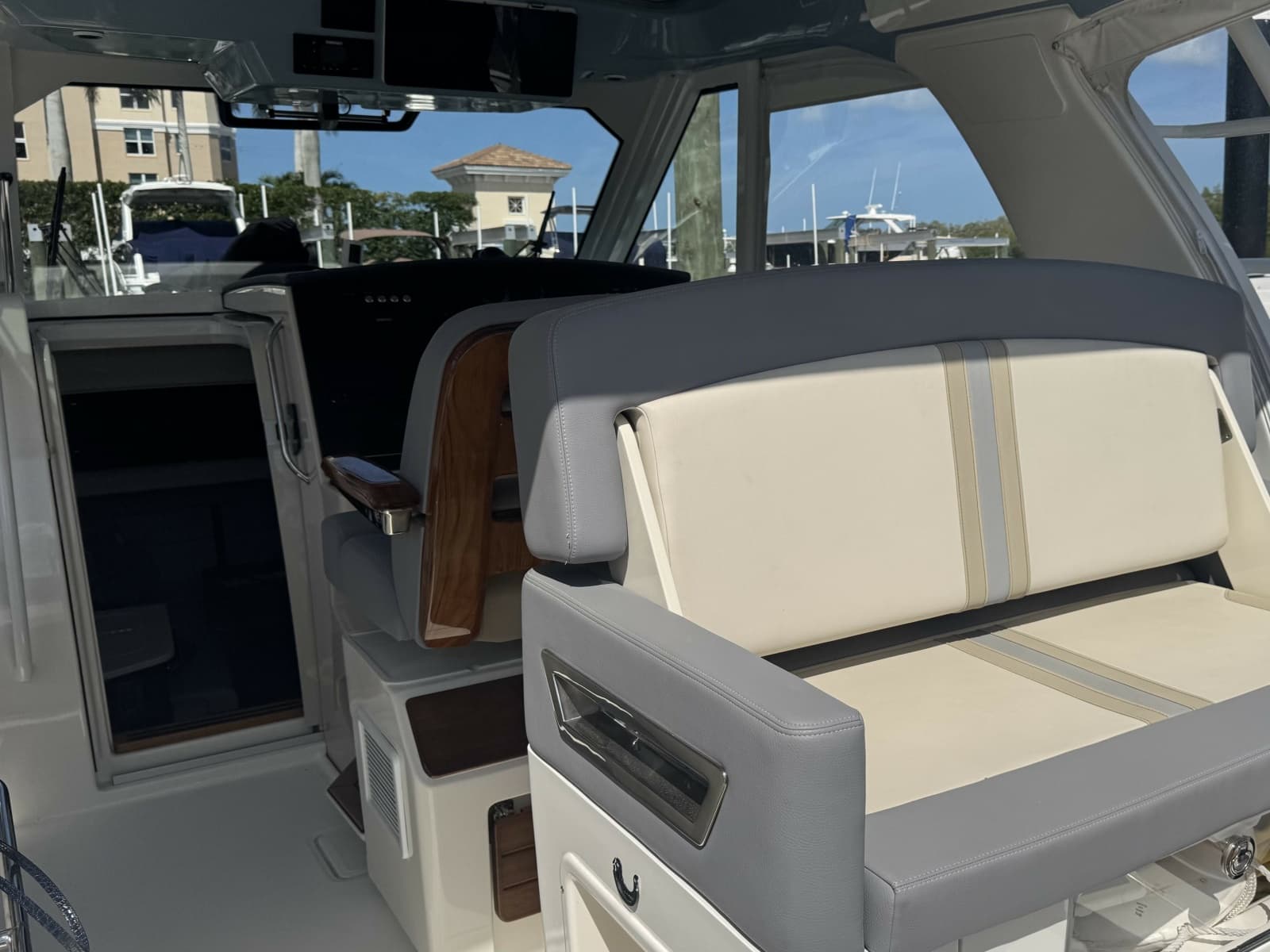 2024 Boston Whaler 380 Realm