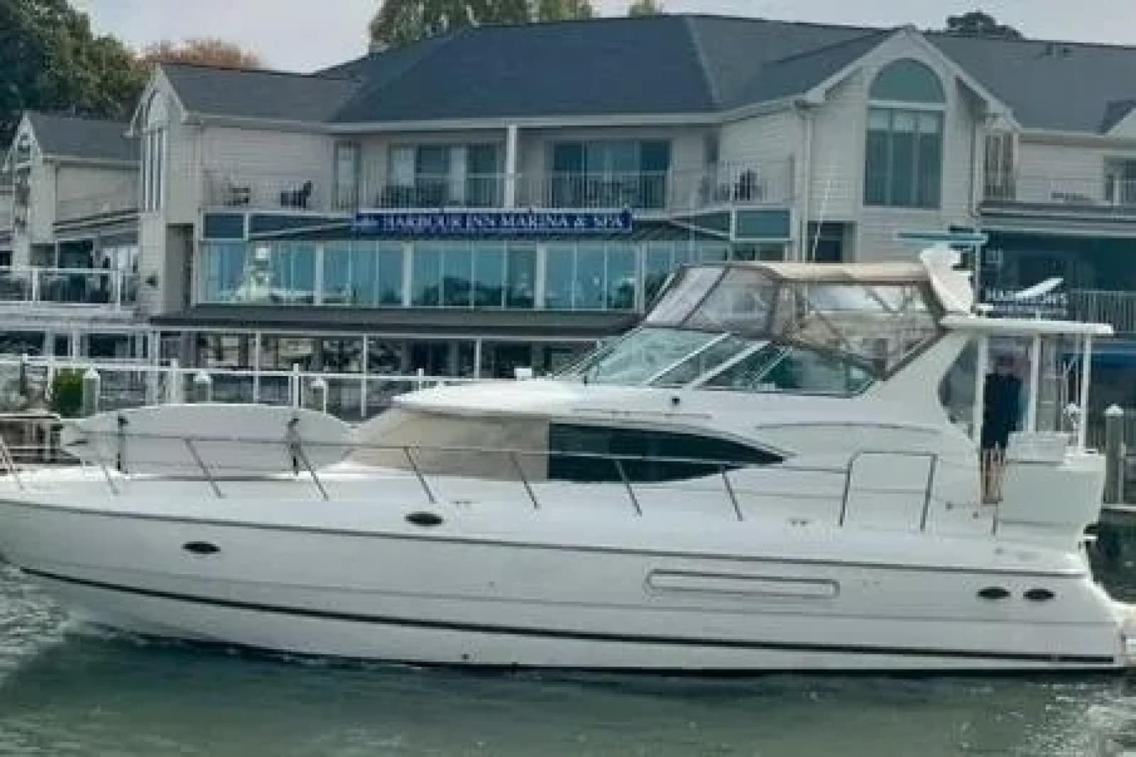 2001 Cruisers Yachts 4450 Express Motor Yacht